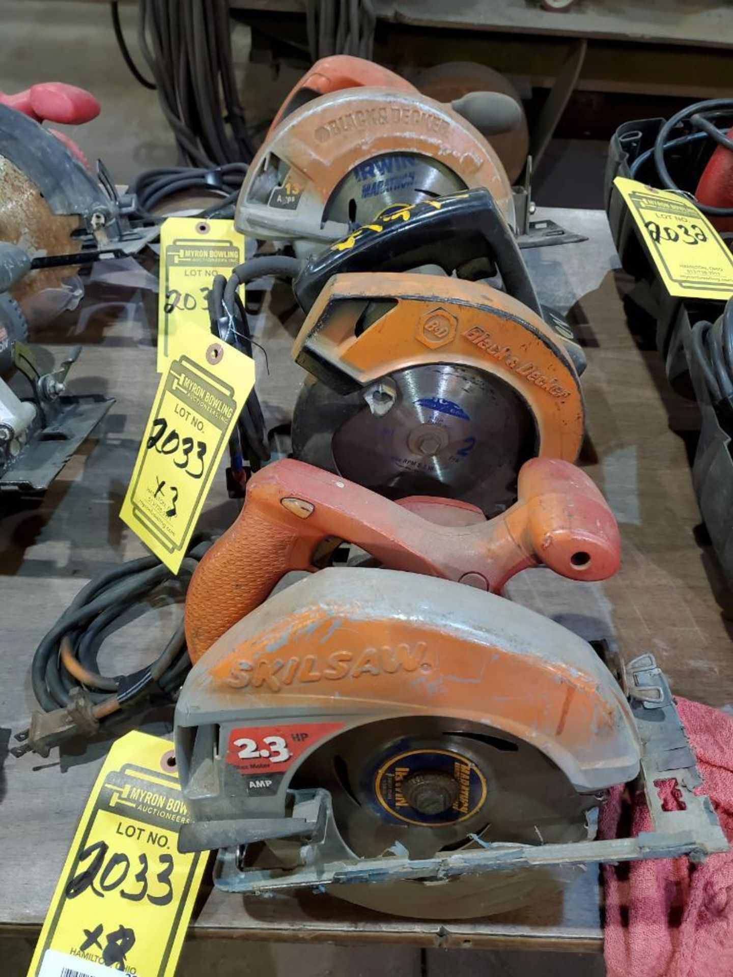 (3) 7 1/4'' CIRCULAR SAW, (2) BLACK AND DECKER, (1) SKILSAW, 110 V.