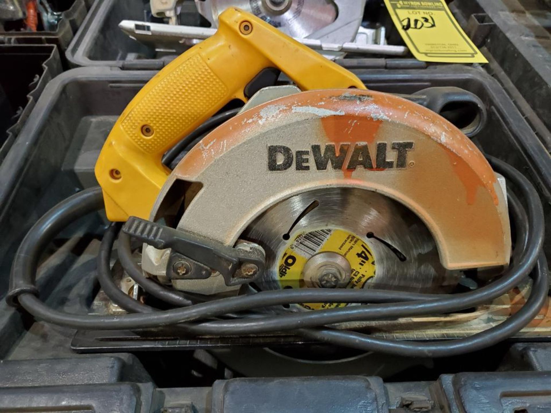 BOSCH AND DEWALT 7 1/4'' CIRCULAR SAW W/ CARBIDE BLADES, 110 V. - Image 2 of 8