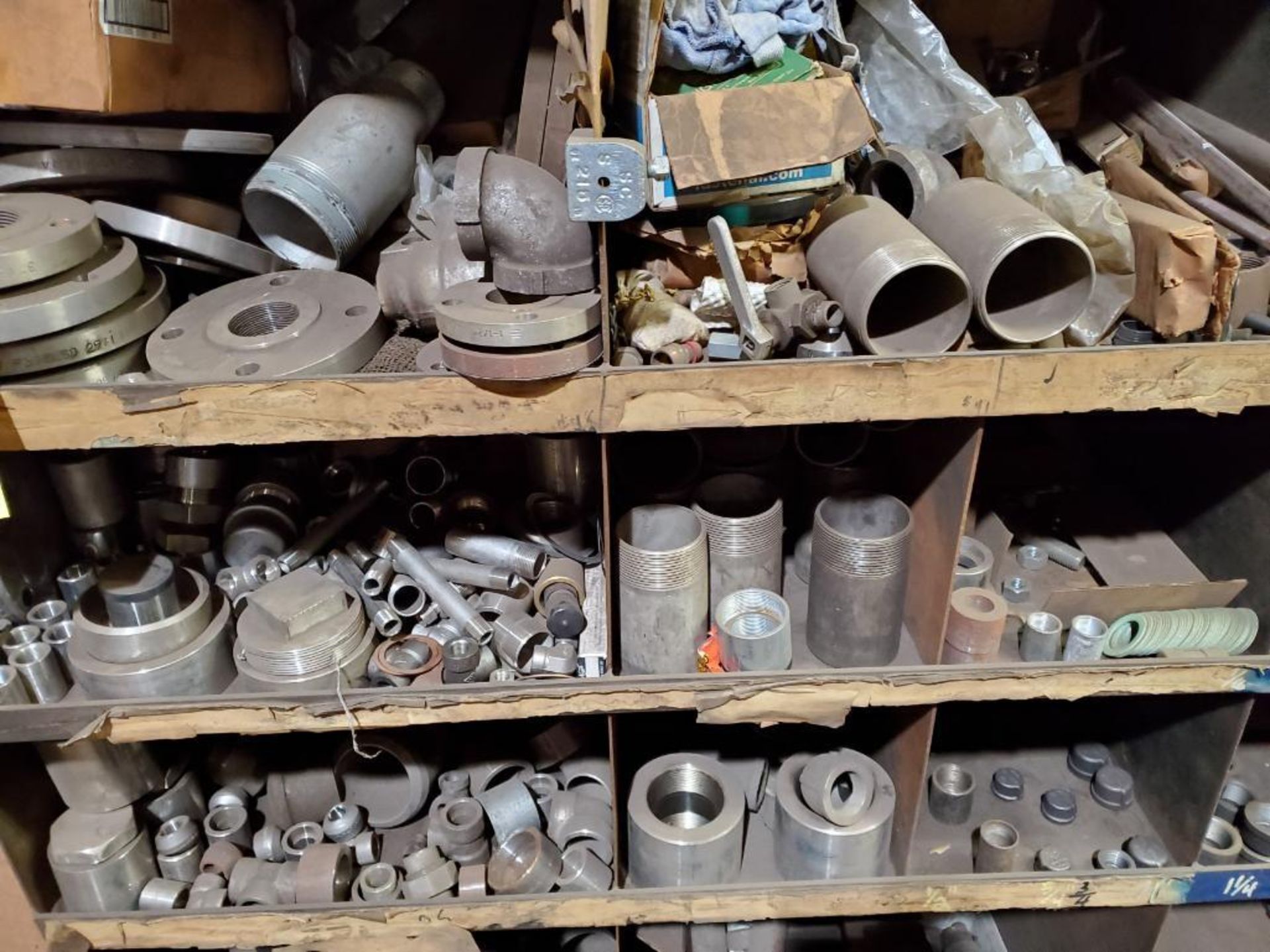 LARGE QUANTITY OF PIPE FITTINGS, FUSES, CHILL RINGS, PLANT SUPPORT AND SHELVING UNITS - Bild 3 aus 25