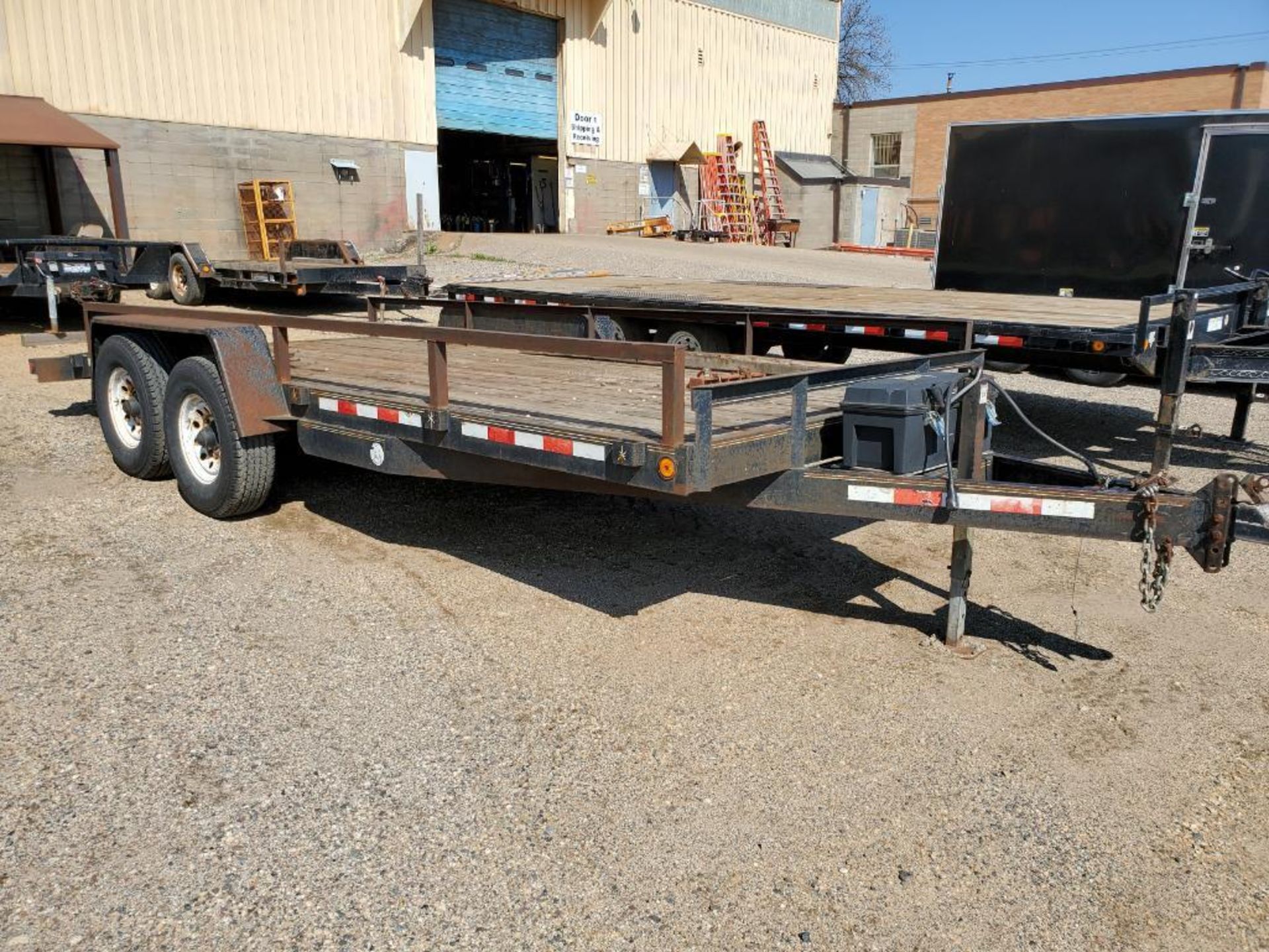 22' TRAILER, DUAL AXLE, TOOL BOX WITH 2 1/2'' STRAPS - Image 2 of 6