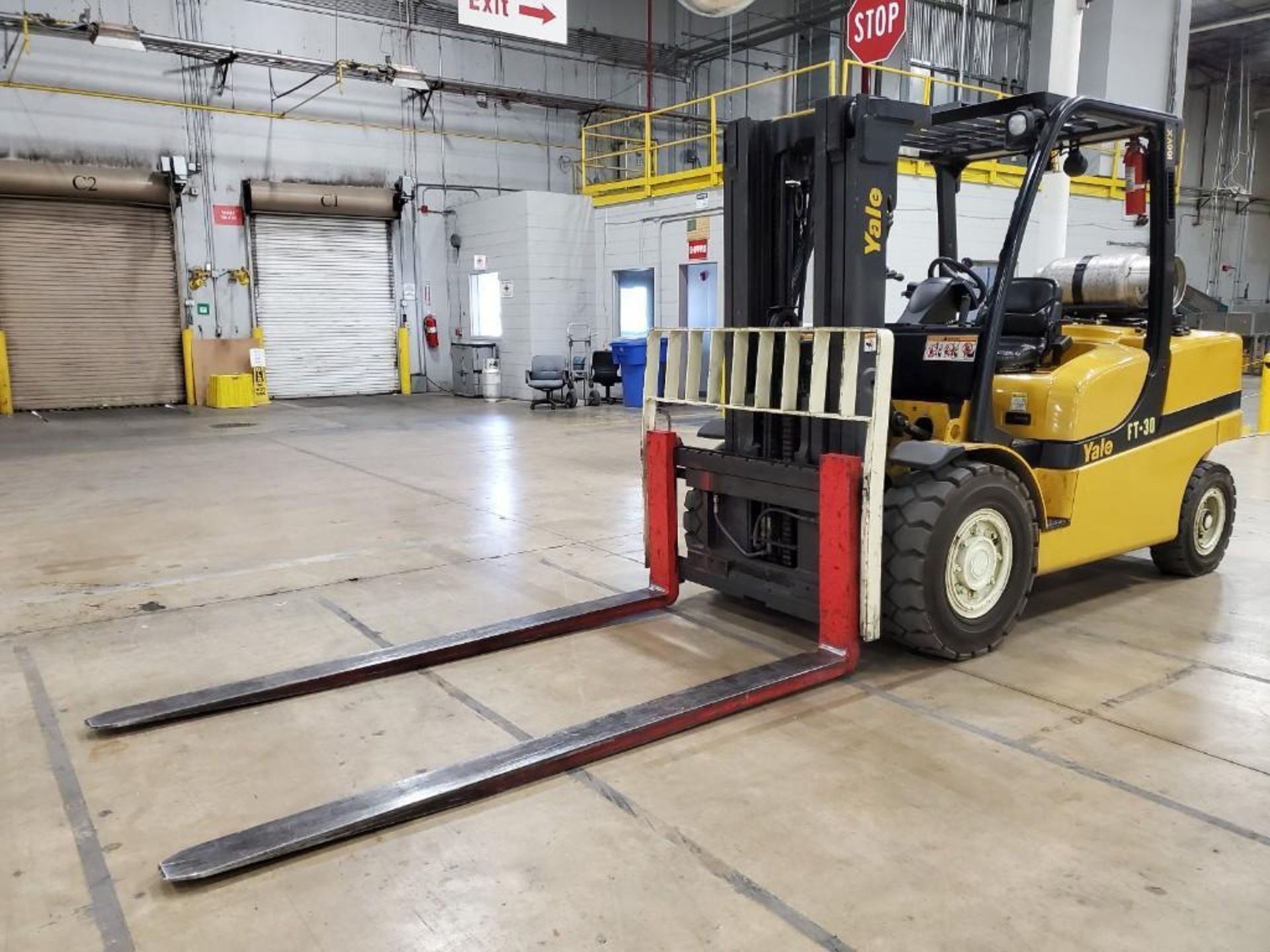 YALE 10,000-LB. LP FORKLIFT, MODEL GLP100VXNGGE088, LPG, PNEUMATIC TIRES, 163'' LIFT HEIGHT, 87" 3- - Image 7 of 17