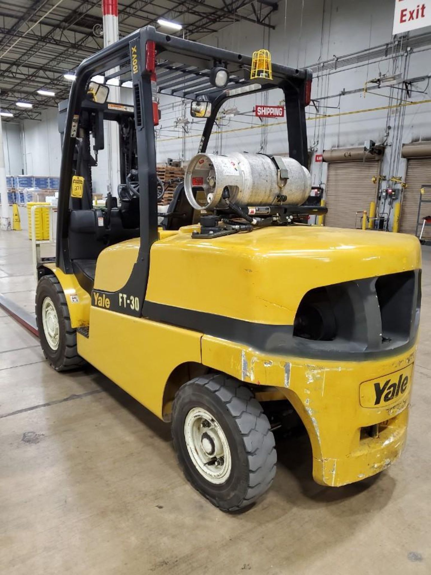 YALE 10,000-LB. LP FORKLIFT, MODEL GLP100VXNGGE088, LPG, PNEUMATIC TIRES, 163'' LIFT HEIGHT, 87" 3- - Image 14 of 17