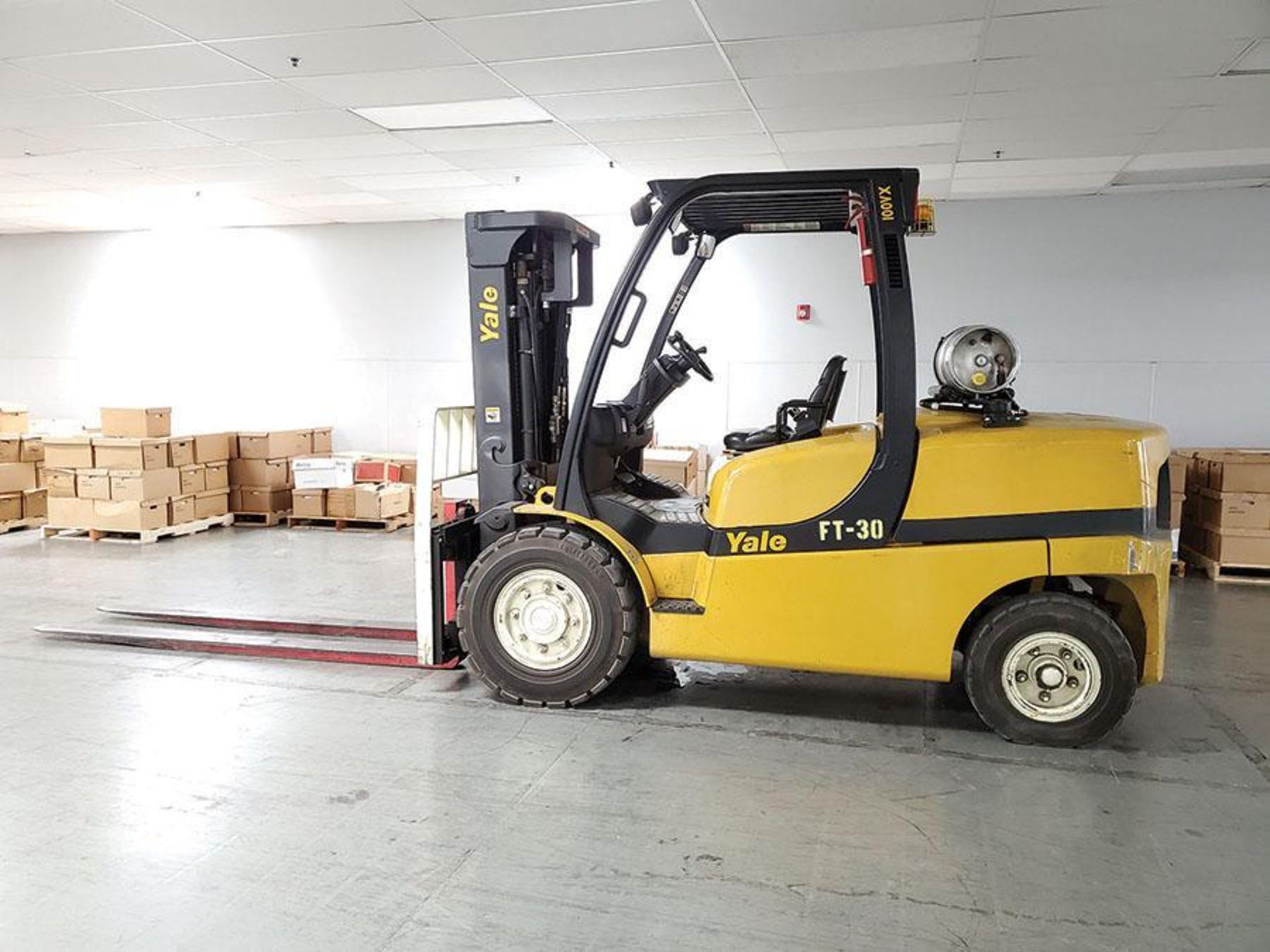 YALE 10,000-LB. LP FORKLIFT, MODEL GLP100VXNGGE088, LPG, PNEUMATIC TIRES, 163'' LIFT HEIGHT, 87" 3- - Image 3 of 17