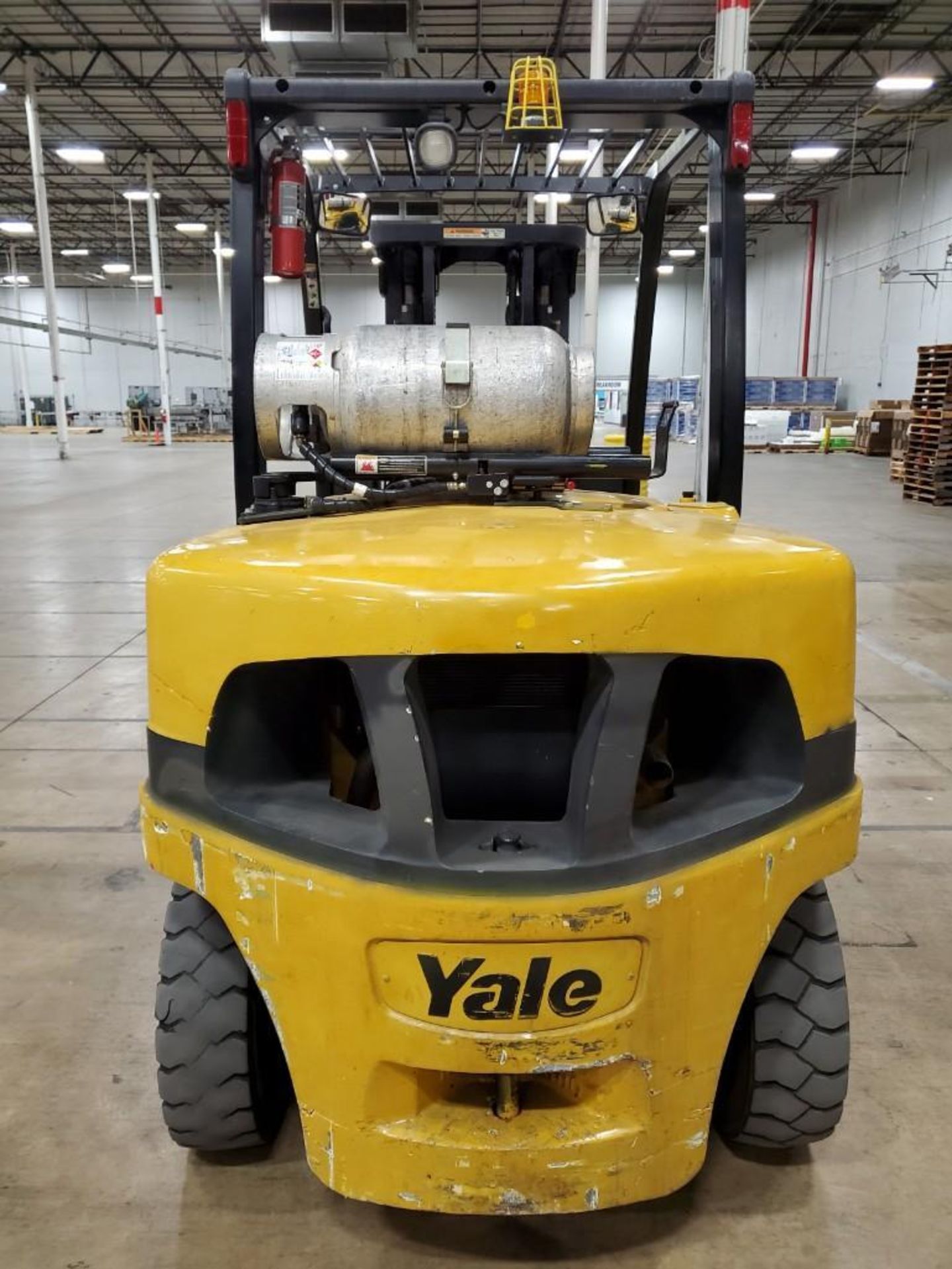 YALE 10,000-LB. LP FORKLIFT, MODEL GLP100VXNGGE088, LPG, PNEUMATIC TIRES, 163'' LIFT HEIGHT, 87" 3- - Image 13 of 17