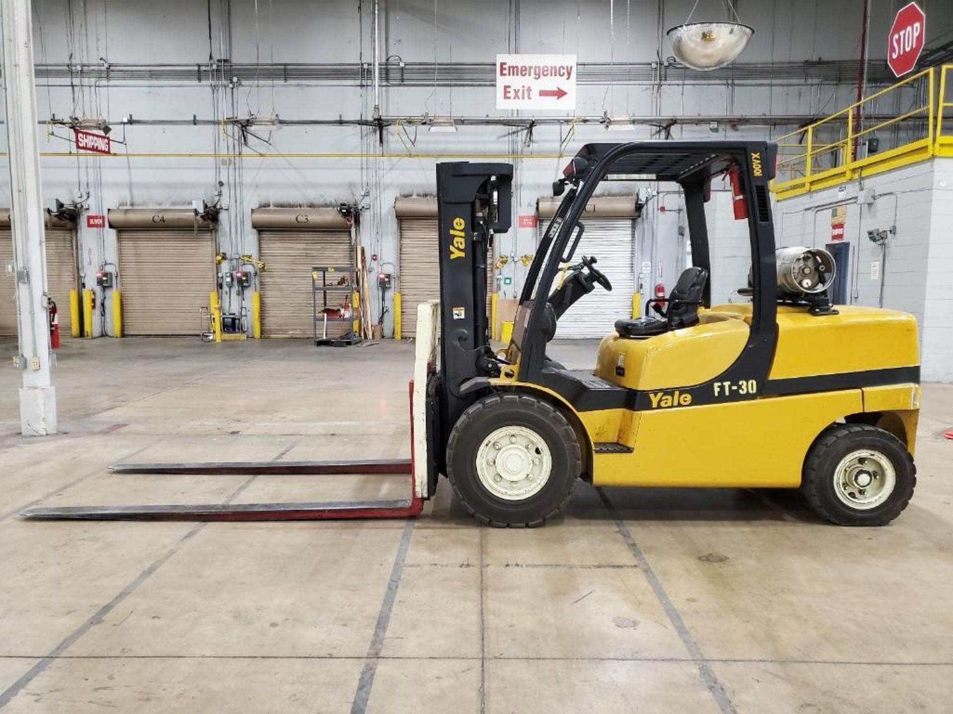 YALE 10,000-LB. LP FORKLIFT, MODEL GLP100VXNGGE088, LPG, PNEUMATIC TIRES, 163'' LIFT HEIGHT, 87" 3- - Image 6 of 17