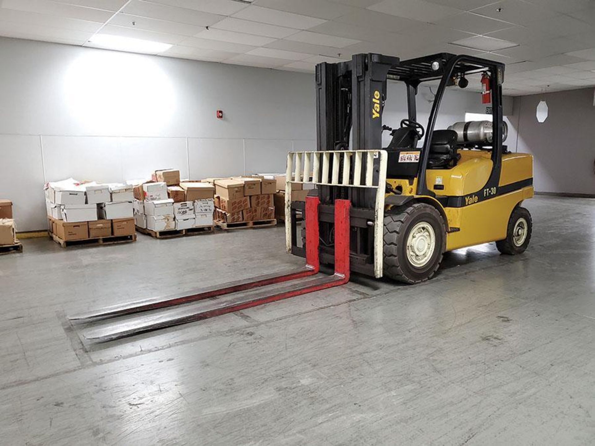 YALE 10,000-LB. LP FORKLIFT, MODEL GLP100VXNGGE088, LPG, PNEUMATIC TIRES, 163'' LIFT HEIGHT, 87" 3- - Image 5 of 17