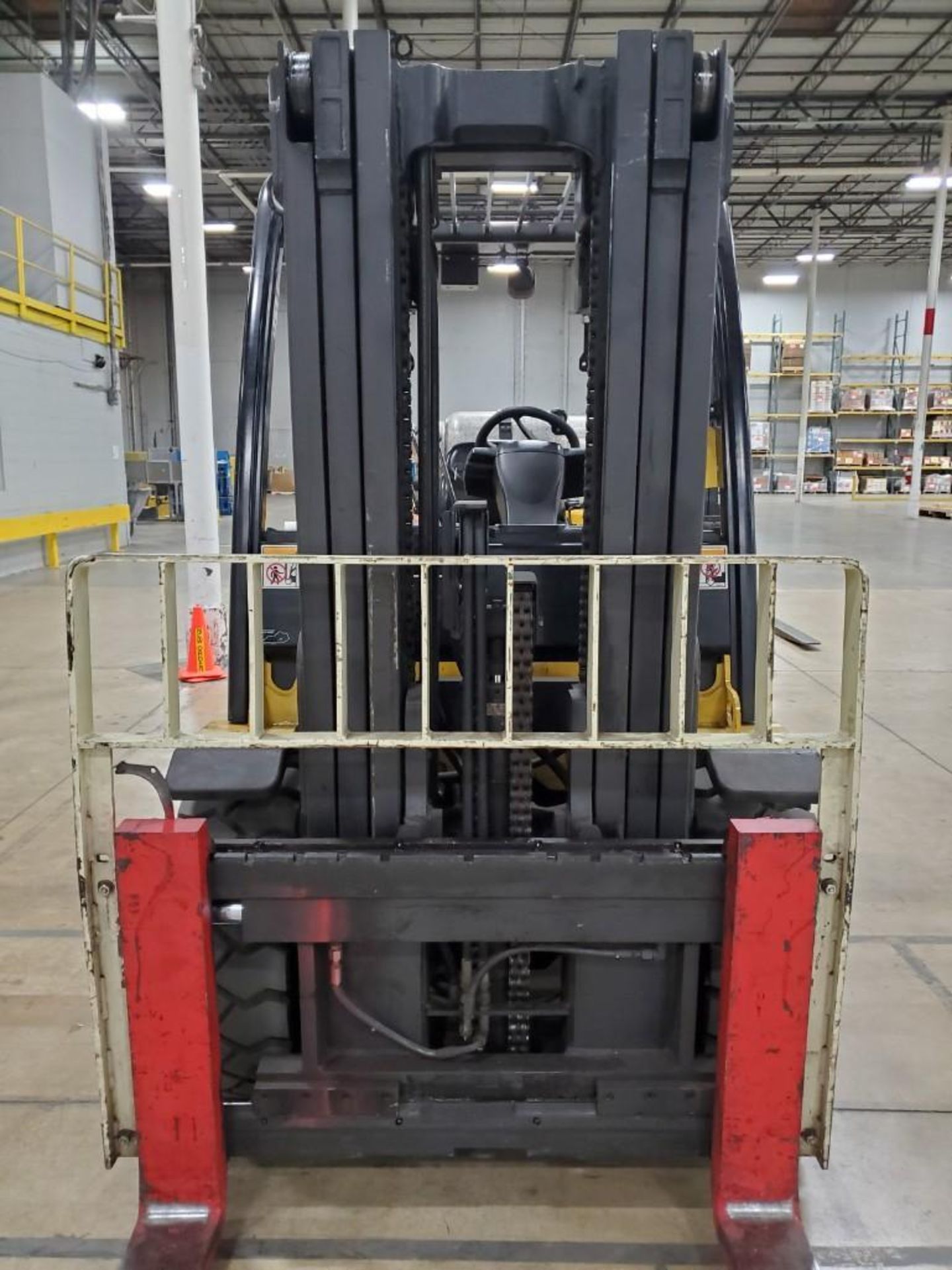 YALE 10,000-LB. LP FORKLIFT, MODEL GLP100VXNGGE088, LPG, PNEUMATIC TIRES, 163'' LIFT HEIGHT, 87" 3- - Image 9 of 17