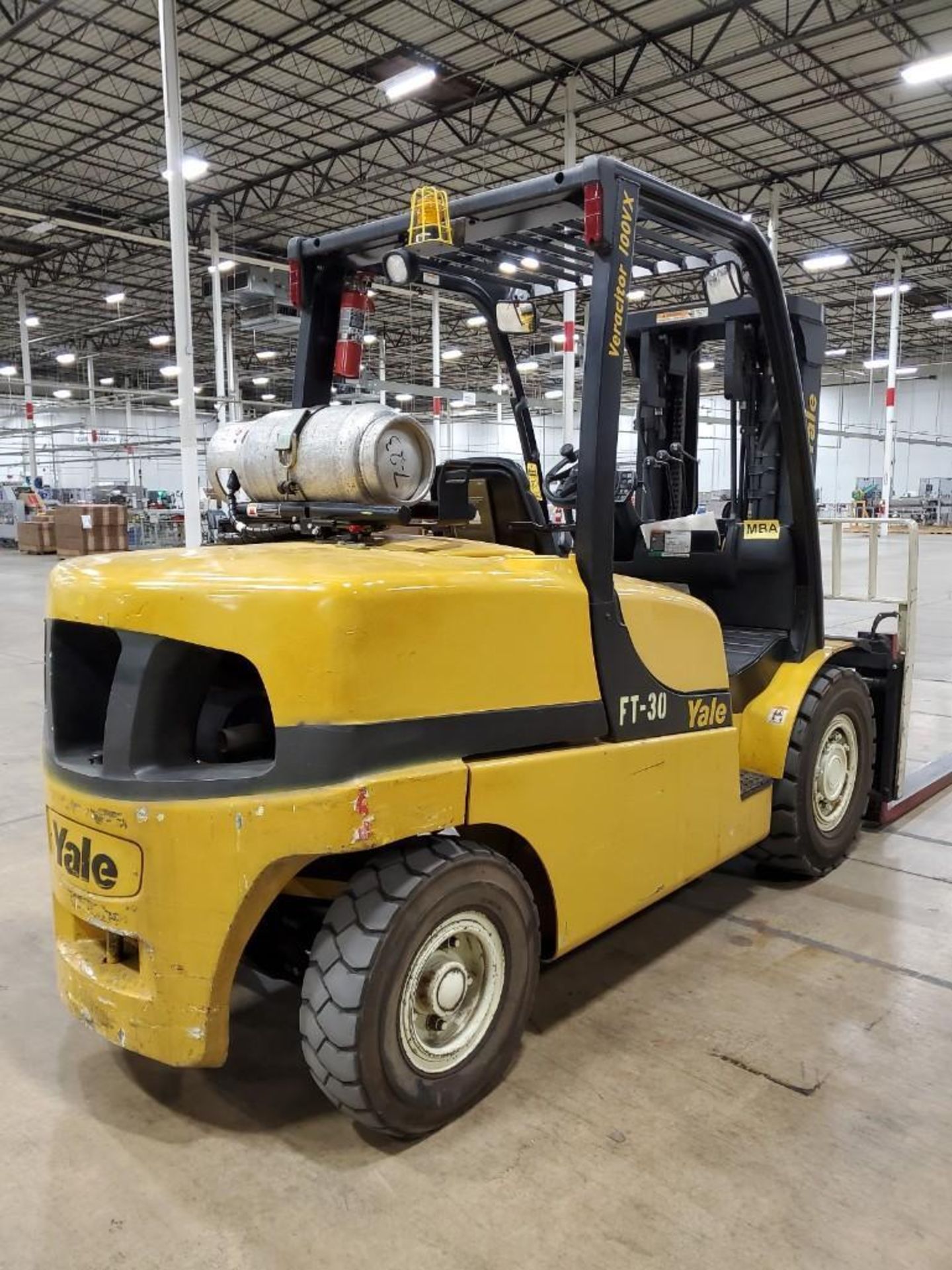 YALE 10,000-LB. LP FORKLIFT, MODEL GLP100VXNGGE088, LPG, PNEUMATIC TIRES, 163'' LIFT HEIGHT, 87" 3- - Image 12 of 17