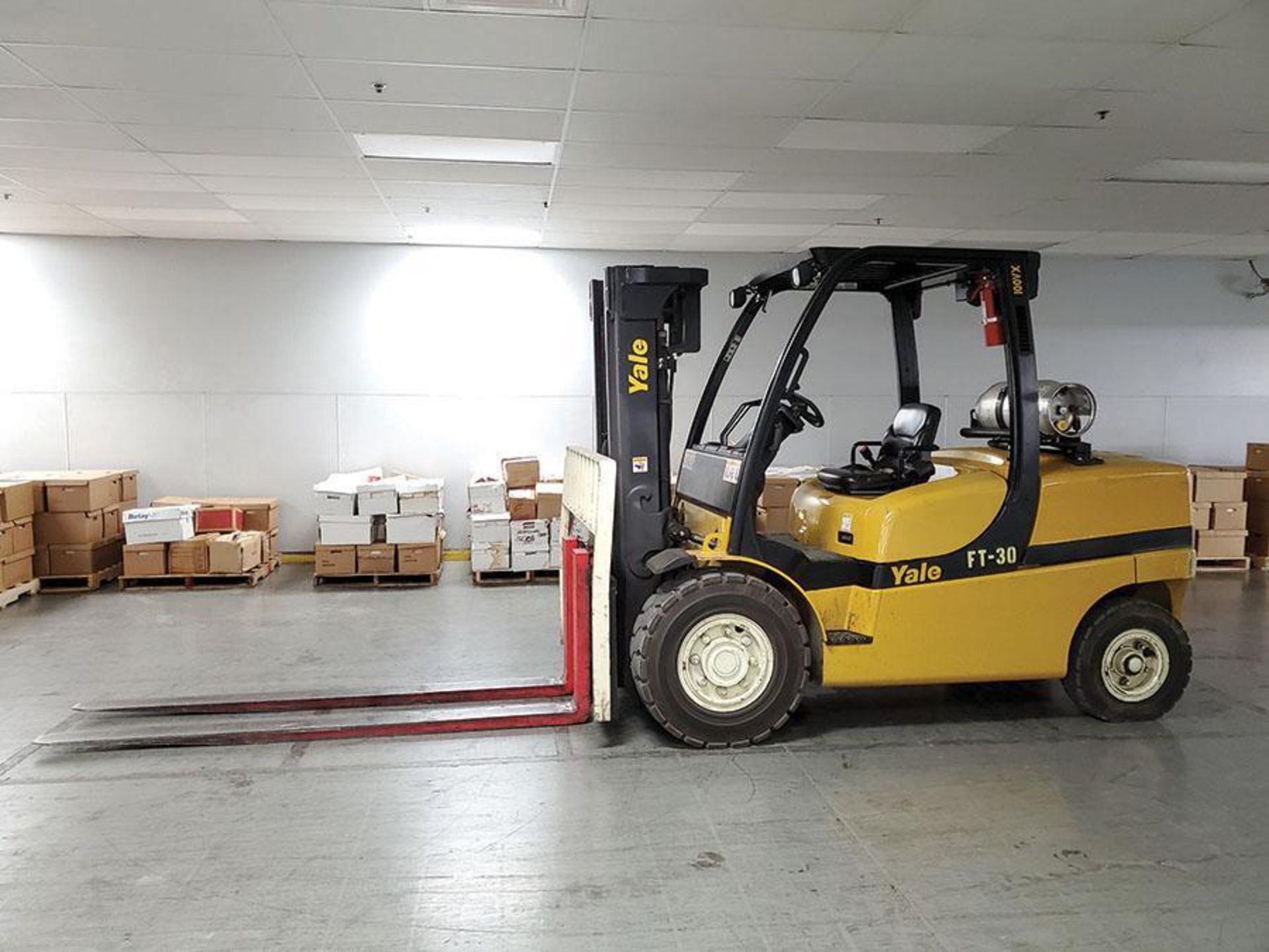 YALE 10,000-LB. LP FORKLIFT, MODEL GLP100VXNGGE088, LPG, PNEUMATIC TIRES, 163'' LIFT HEIGHT, 87" 3- - Image 2 of 17