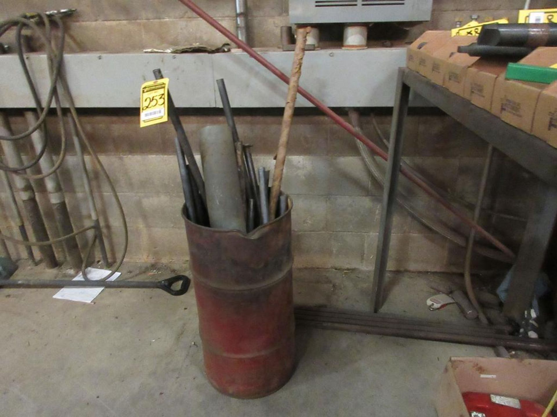 SCRAP METAL CONTENT NEXT TO COLUMNS, MATERIAL STANDS, PALLET W/ CONTENT - Image 4 of 9