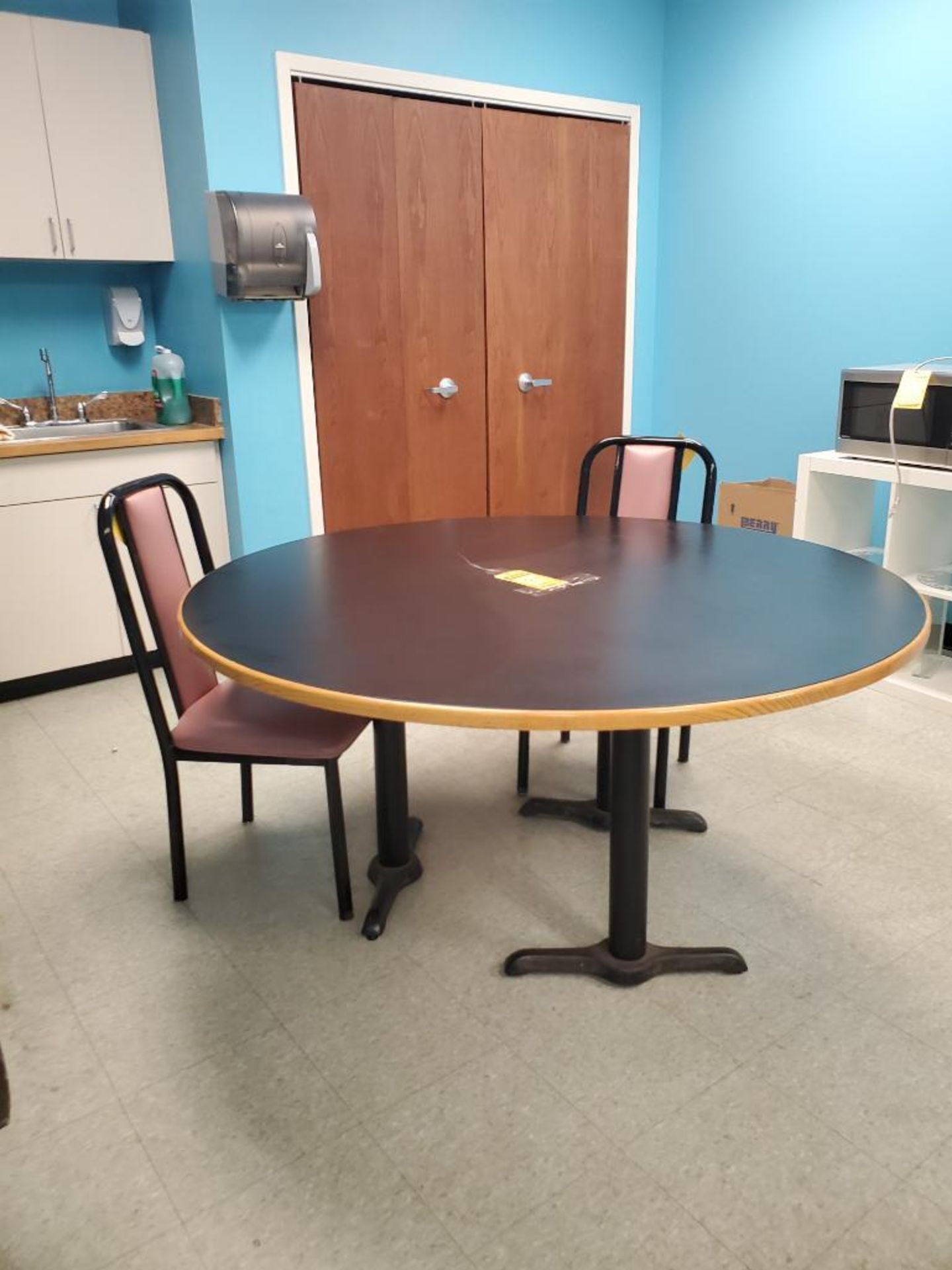 (3) ROUND LUNCH TABLES AND ASSORTED CHAIRS ***LOCATED AT 12850 DARICE PARKWAY, STRONGSVILLE, OH*** - Image 2 of 4