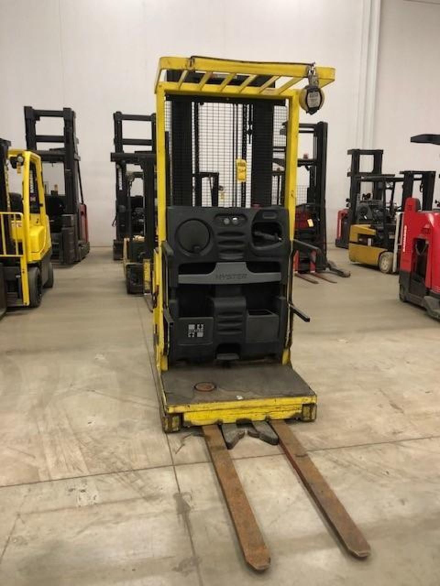 2010 HYSTER 3,000 LB. CAPACITY ORDER PICKER; MODEL R30XMS2, 24-VOLT, 48'' FORKS, 273'' LIFT - Image 5 of 6