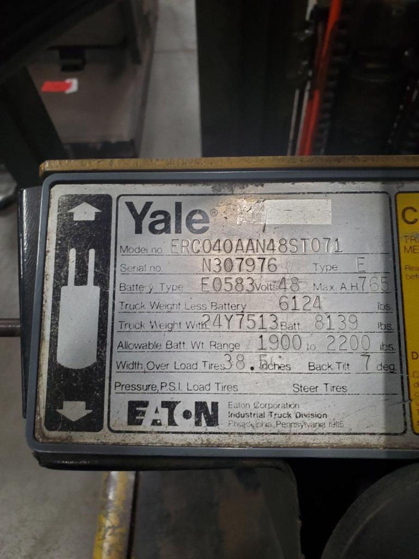 YALE 4,000 LB. CAPACITY ELECTRIC FORKLIFT; MODEL ERC040AA-N48ST071, S/N N307976, SIDESHIFT, 3- - Image 6 of 7