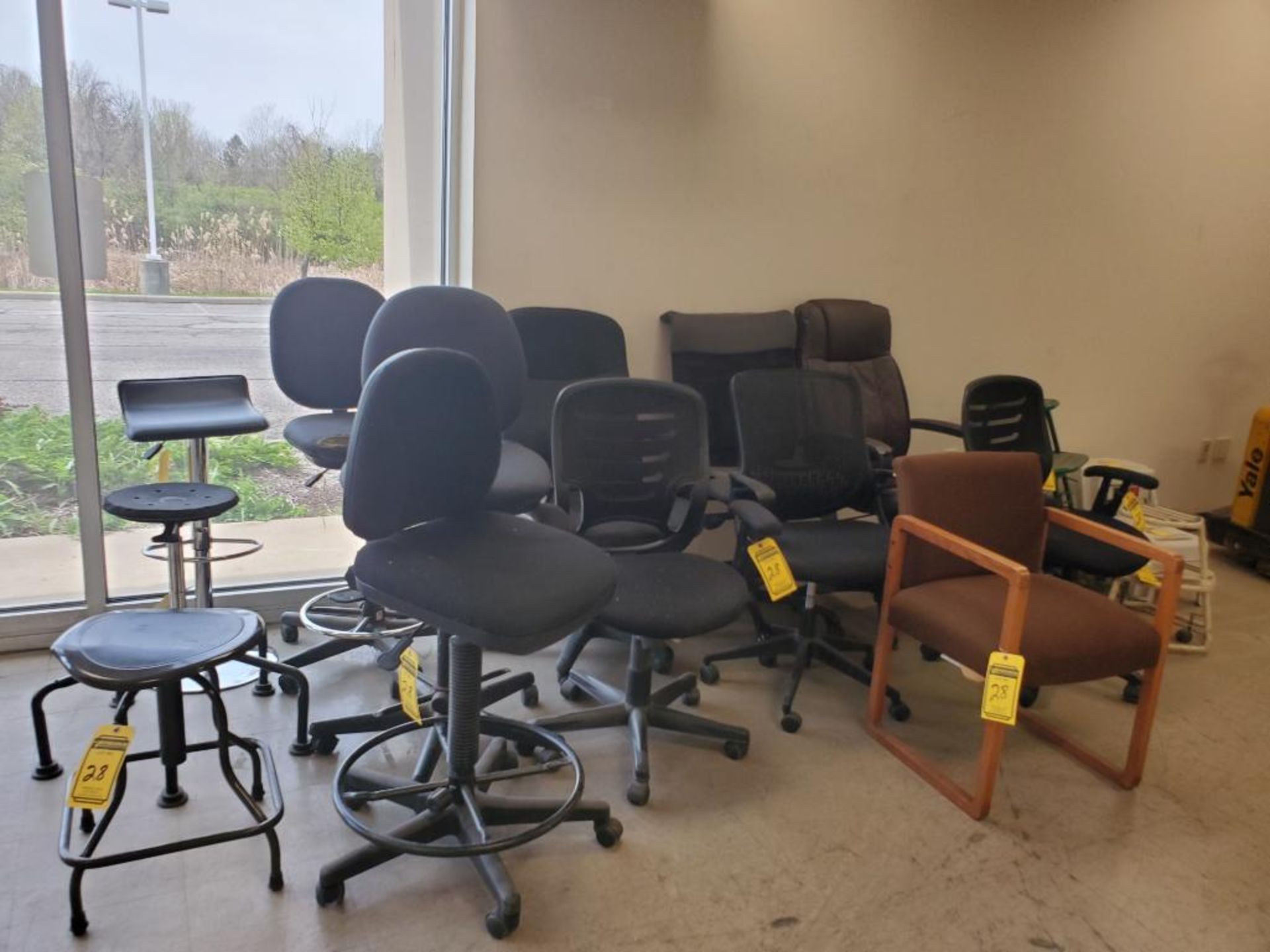 LOT OF ASSORTED OFFICE CHAIRS ***LOCATED AT 12850 DARICE PARKWAY, STRONGSVILLE, OH*** - Image 2 of 2