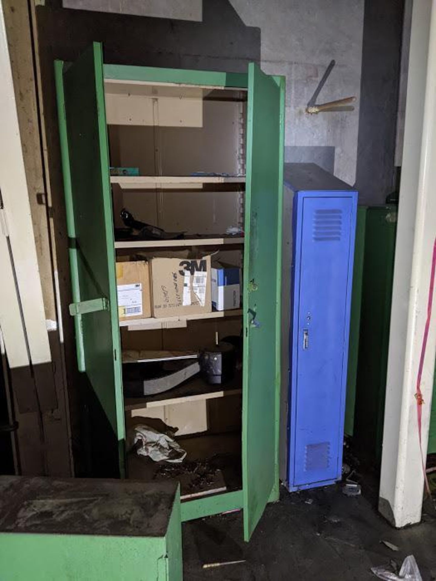 LOT OF CABINETS AND LOCKERS WITH CONTENTS - Image 2 of 5