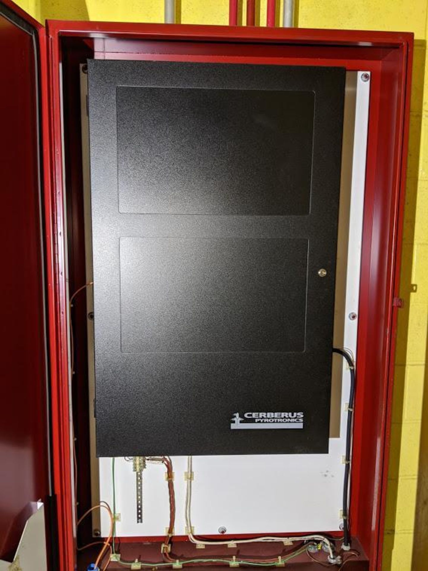 CERBERUS PYROTRONICS FIRE ALARM PANEL - Bild 2 aus 2