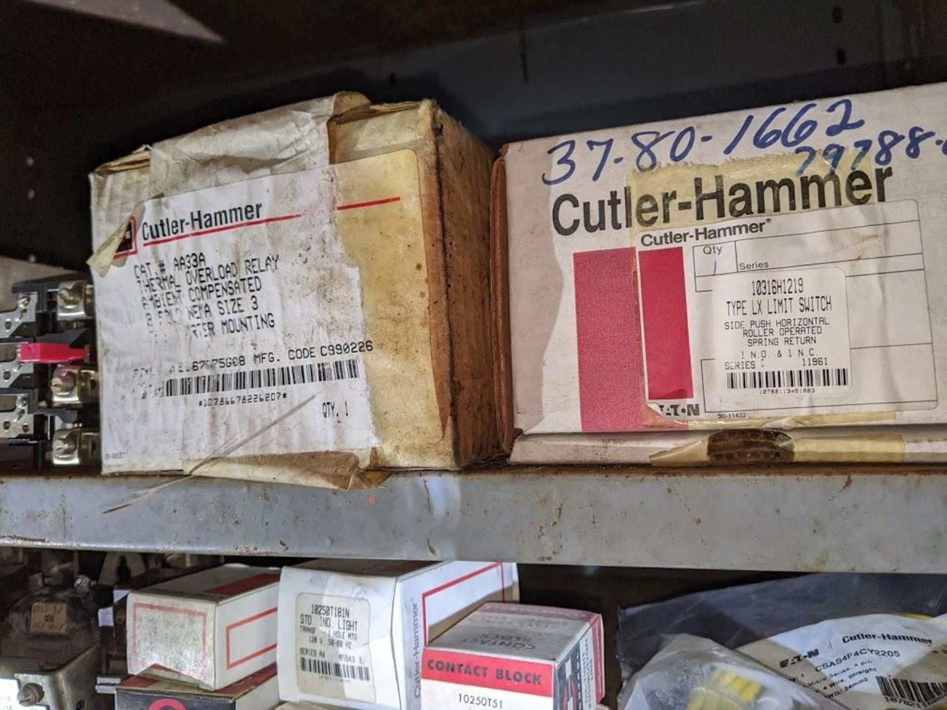 5 SHELVES OF CUTLER HAMMER PARTS - Bild 7 aus 8