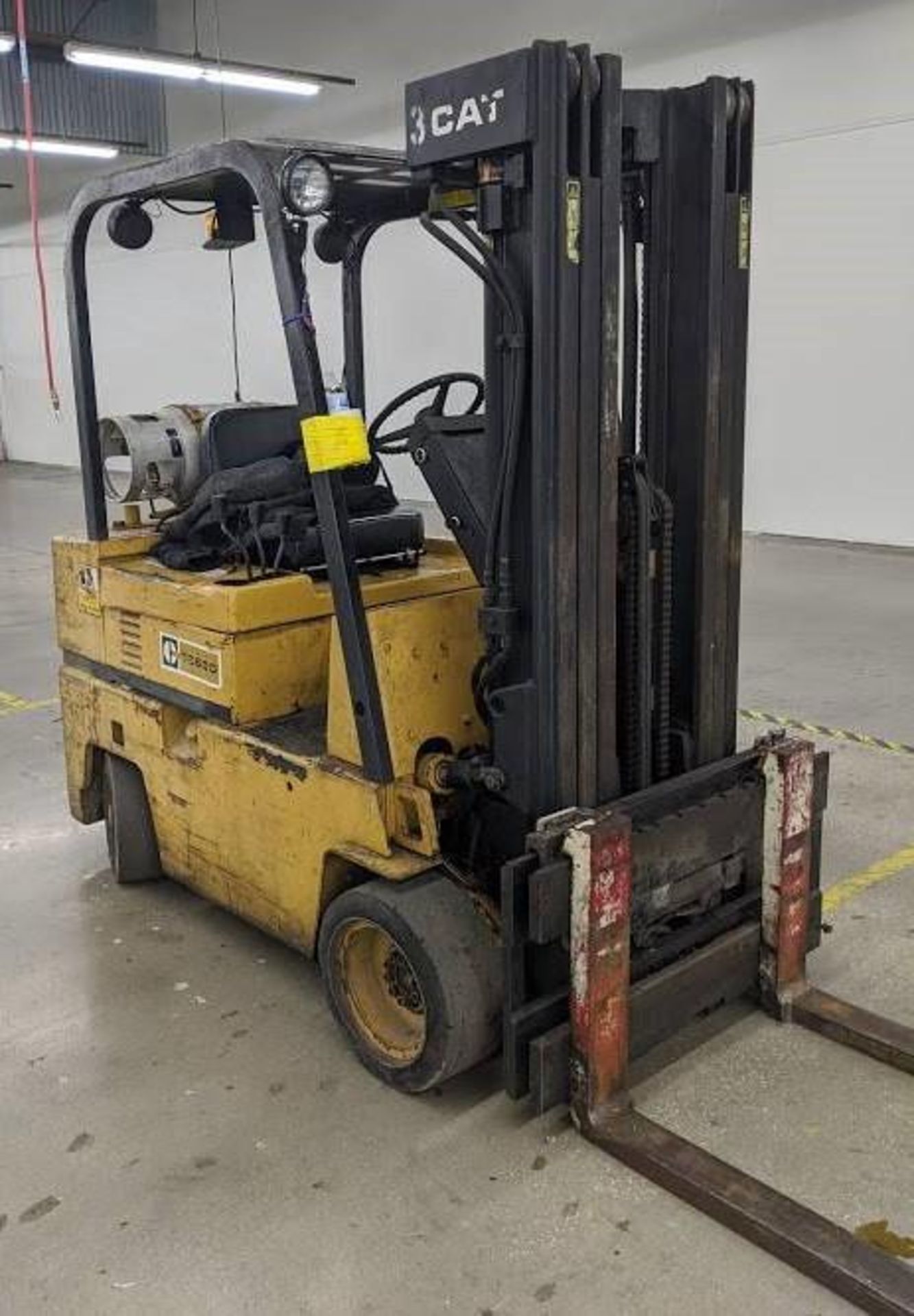 CAT FORKLIFT 6,000 LBS LIFT 42IN FORKS LP RUNS AND DRIVES AS IT SHOULD