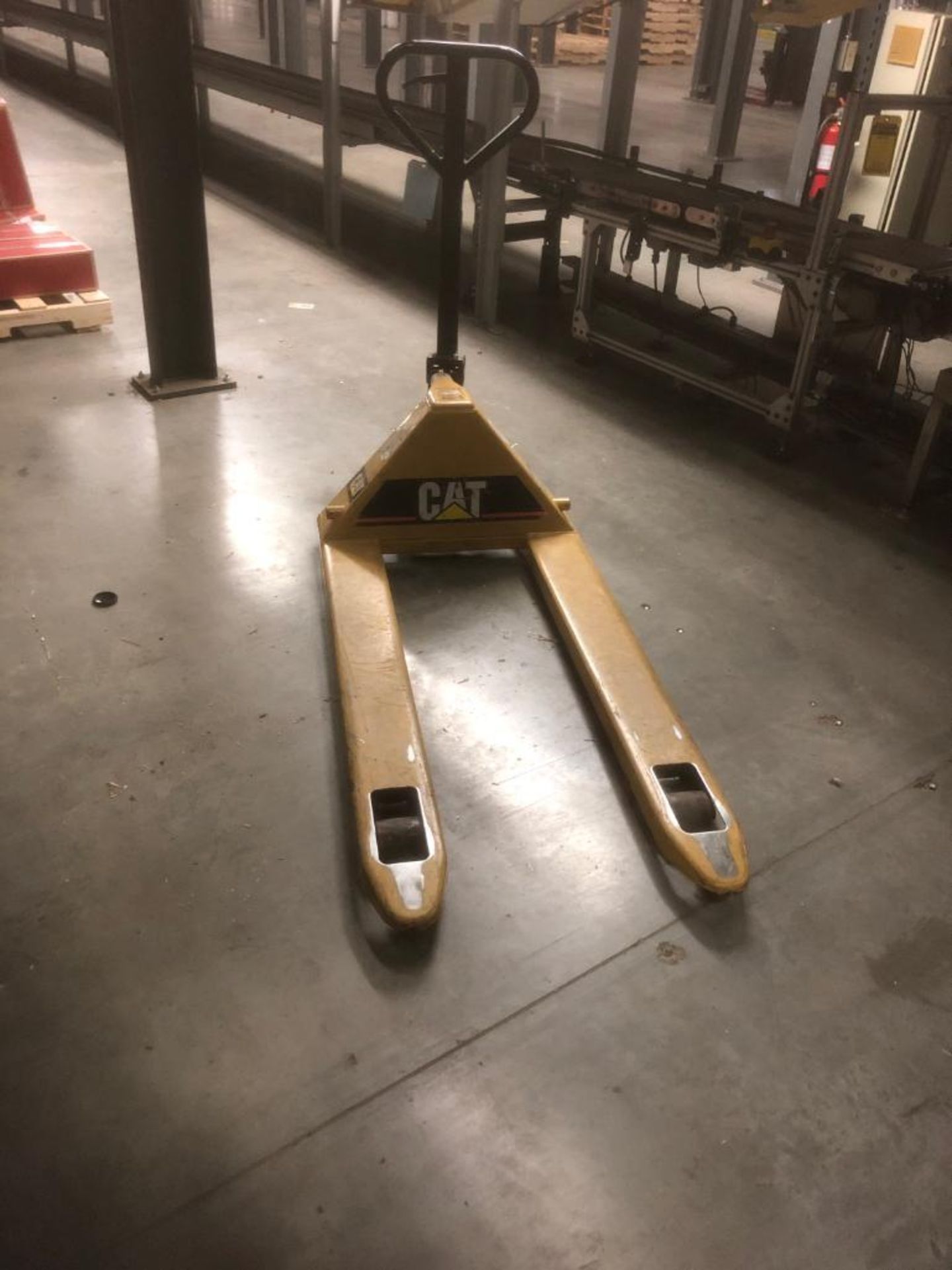 CAT 5,500 LB. PALLET JACK - Image 2 of 2