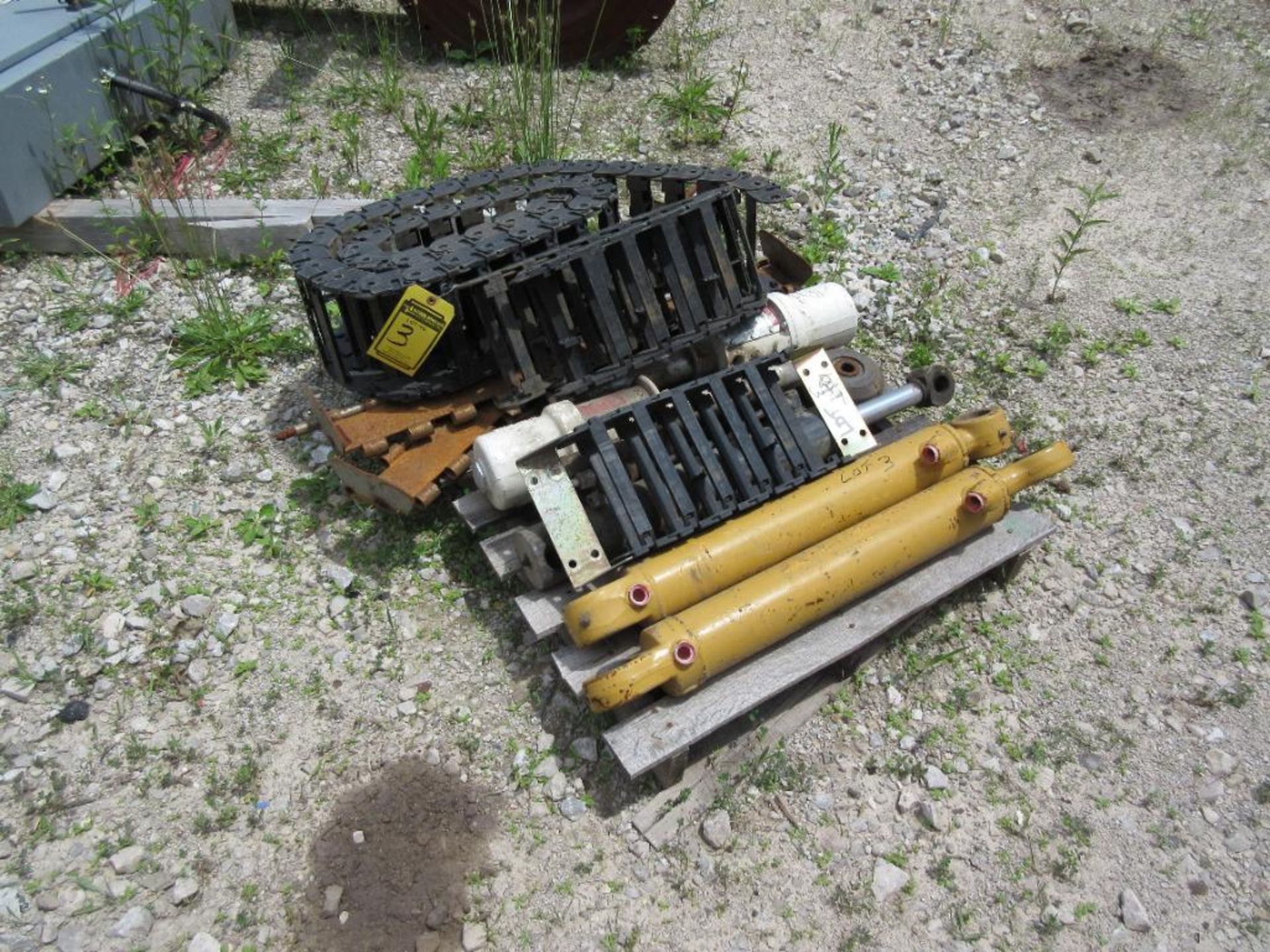 PALLET OF HYDRAULIC CYLINDERS