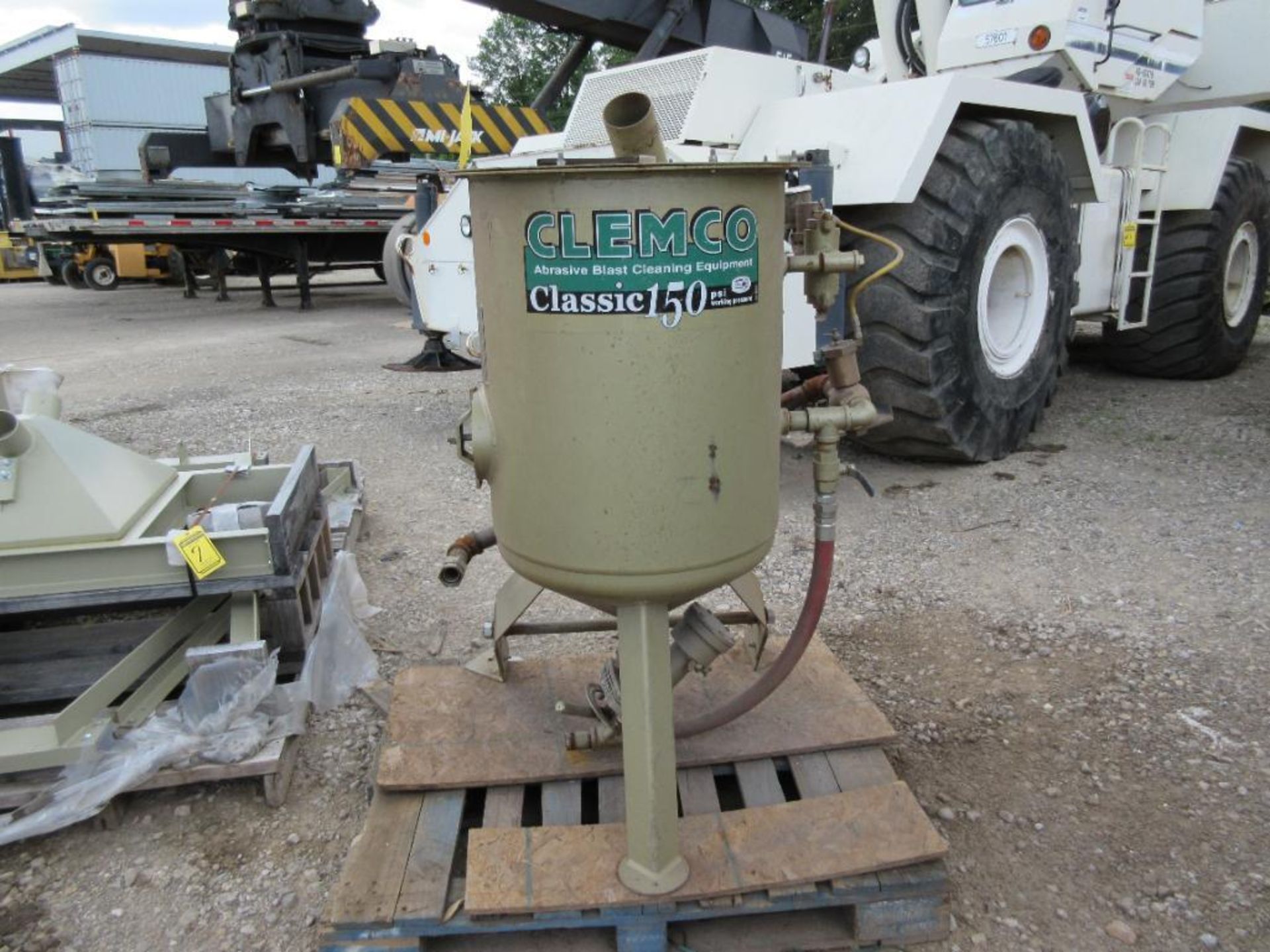 NEW CLEMCO SAND BLAST RECLAIMER UNIT, DUAL BLAST POTS, HOPPERS, CONTROLS - Image 4 of 7