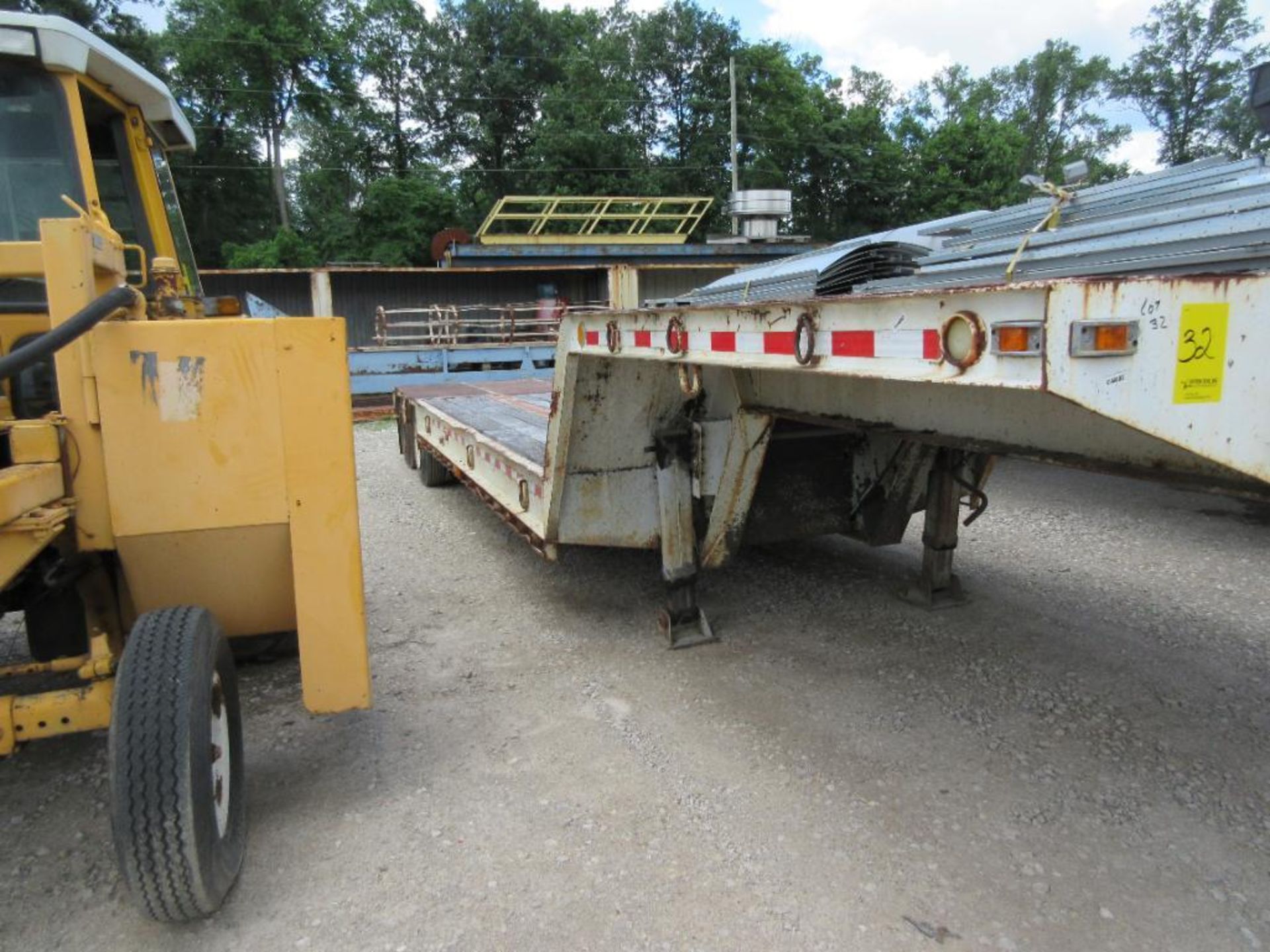 33' LOW BOY 70-TON DROP DECK TRAILER, TANDEM AXLE, 280'' X 96'' LOWER DECK, 104'' X 96'' UPPER