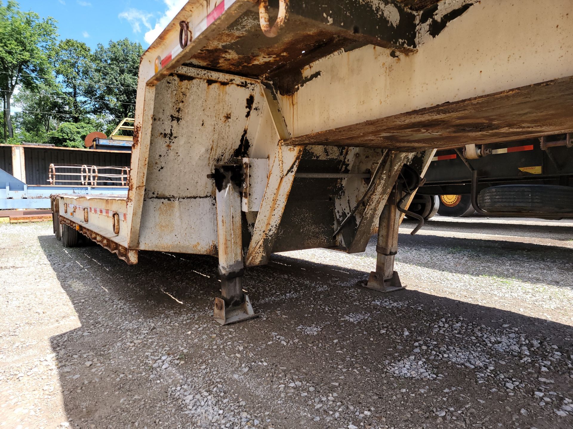 33' LOW BOY 70-TON DROP DECK TRAILER, TANDEM AXLE, 280'' X 96'' LOWER DECK, 104'' X 96'' UPPER - Image 8 of 10