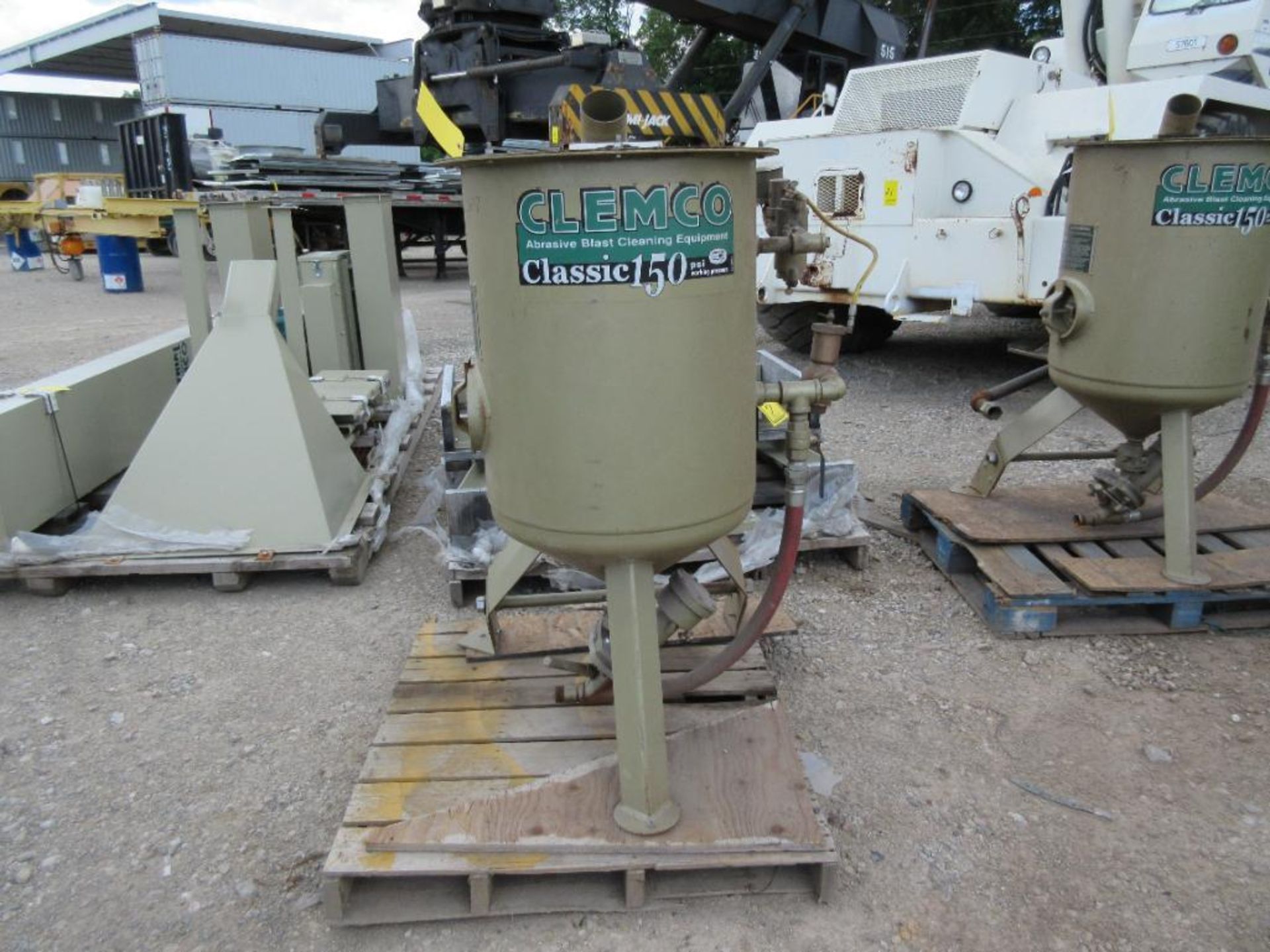 NEW CLEMCO SAND BLAST RECLAIMER UNIT, DUAL BLAST POTS, HOPPERS, CONTROLS - Image 6 of 7