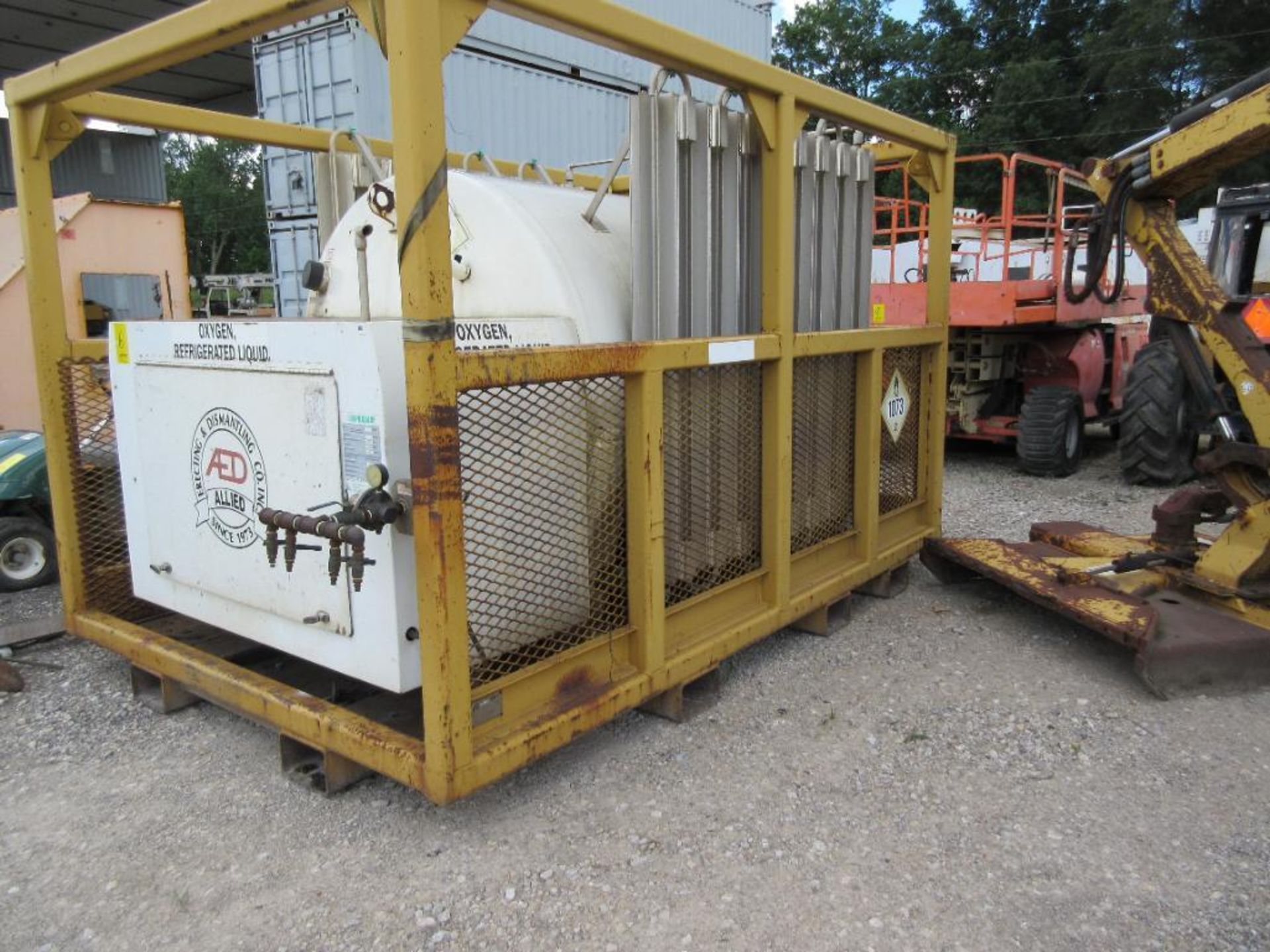 PRAXAIR LIQUID OXYGEN TO GAS REGENERATOR MOUNTED OF PORTABLE STEEL SLED CAGE, 120 PSIG, A FILL - Image 2 of 8