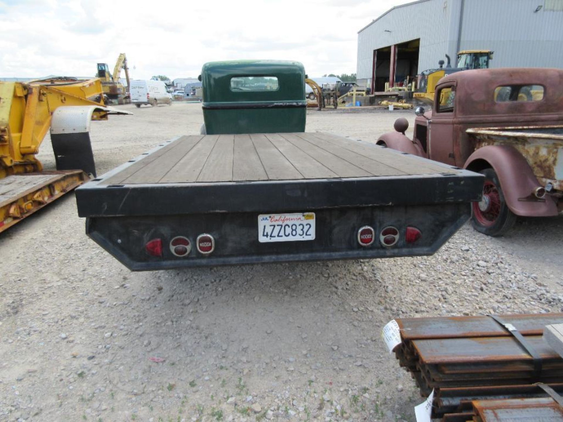 1934 DODGE FLATBED TRUCK, VIN# 9244350, WOOD DECK, SUICIDE DOORS, ALL STEEL FRAME, DUAL REAR - Image 4 of 18