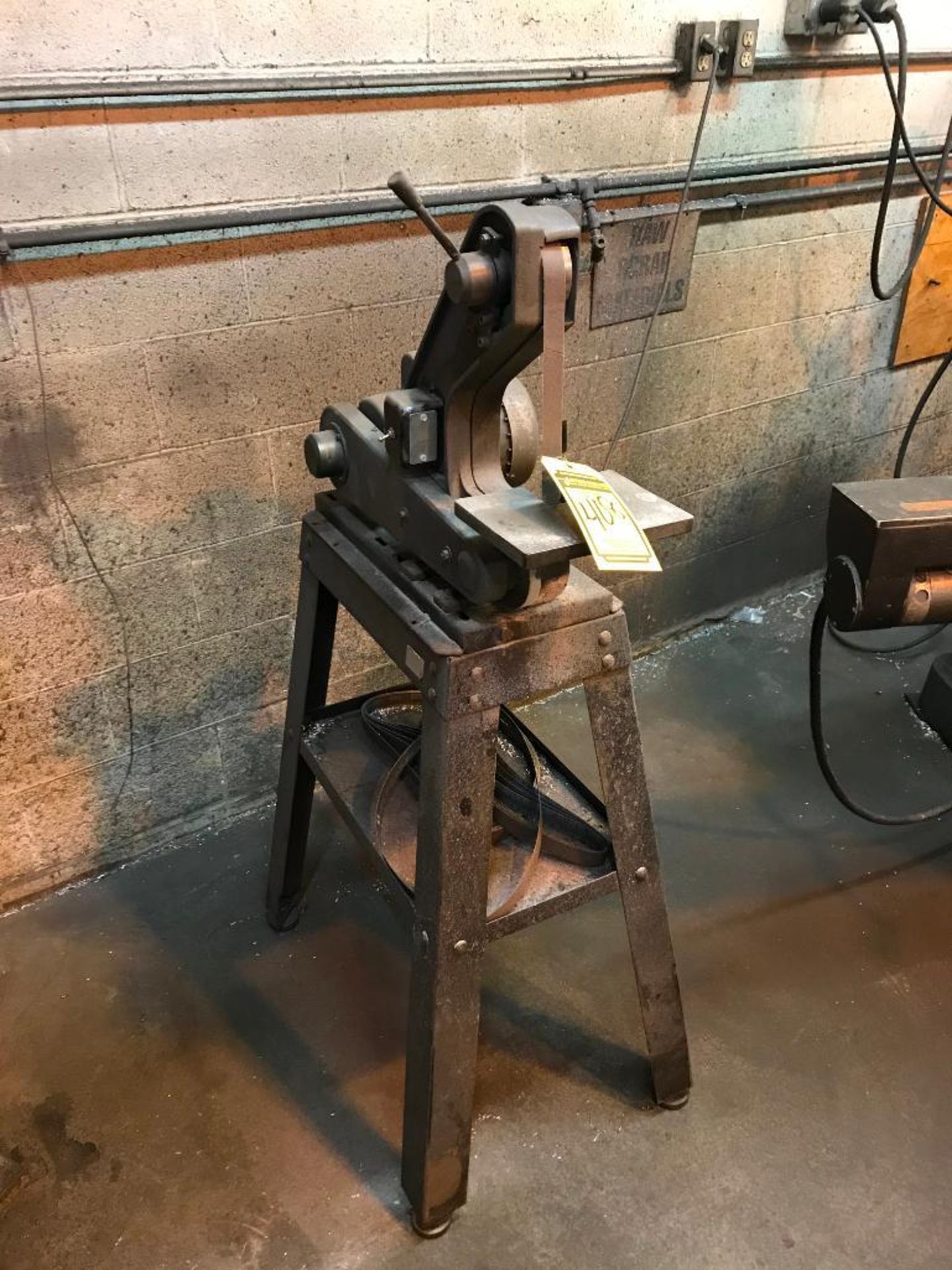 BELT SANDER ON PEDESTAL