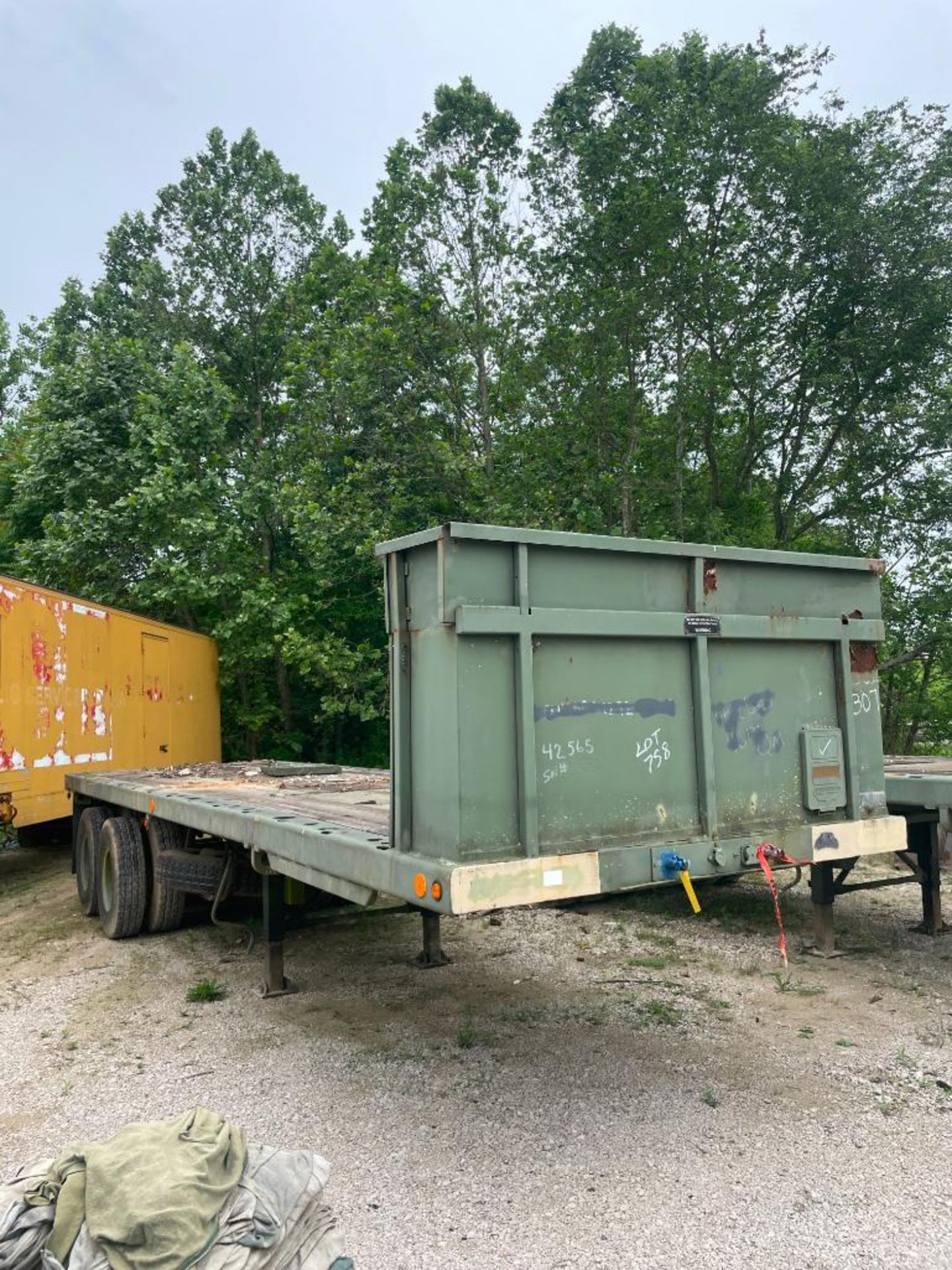 HEAVY DUTY MILITARY SEMI-TRAILER, 25', WOOD DECK, DUAL TANDEM AXLE, W/ HEADACHE RACK, VIN#