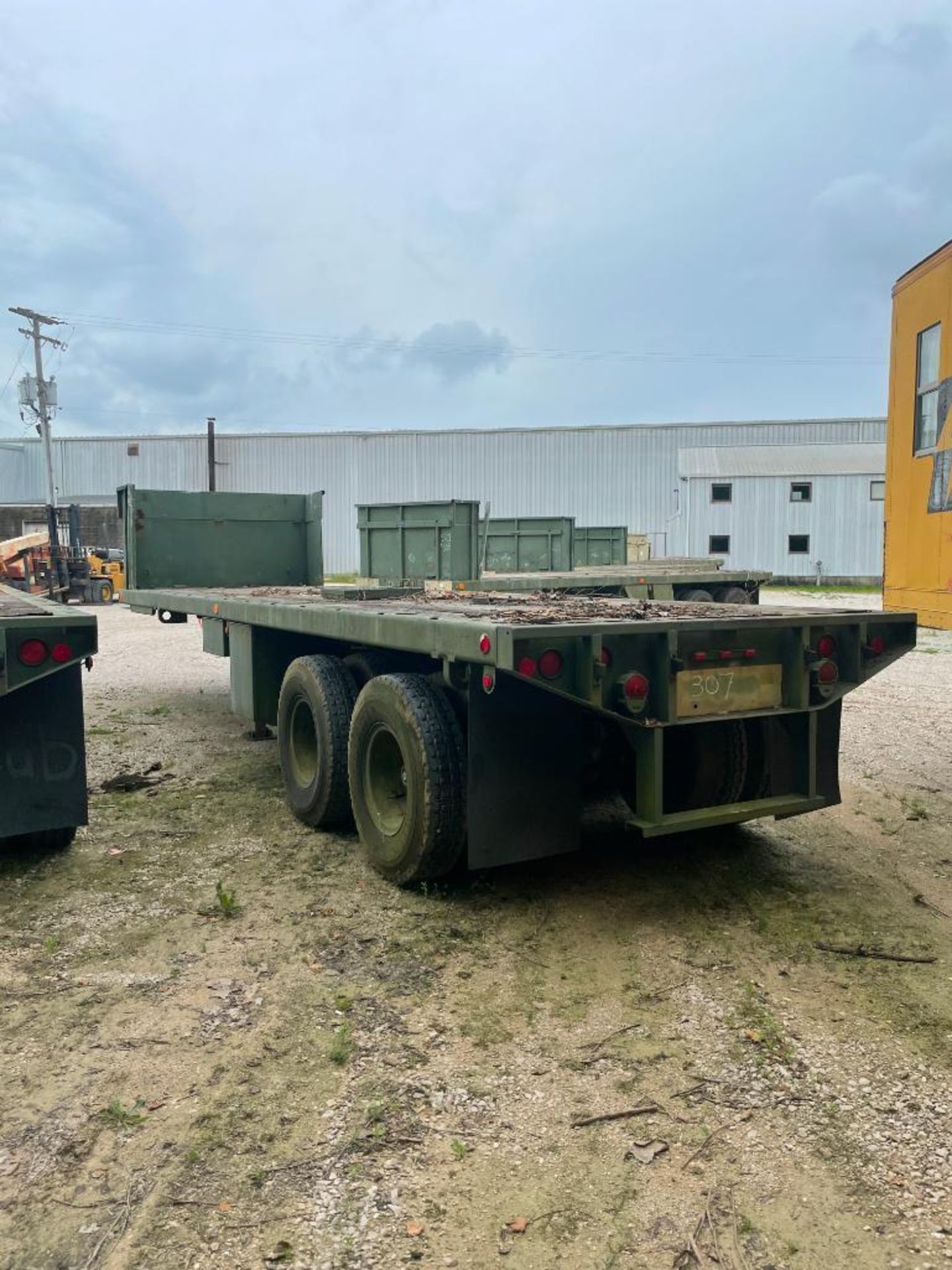 HEAVY DUTY MILITARY SEMI-TRAILER, 25', WOOD DECK, DUAL TANDEM AXLE, W/ HEADACHE RACK, VIN# - Image 2 of 3