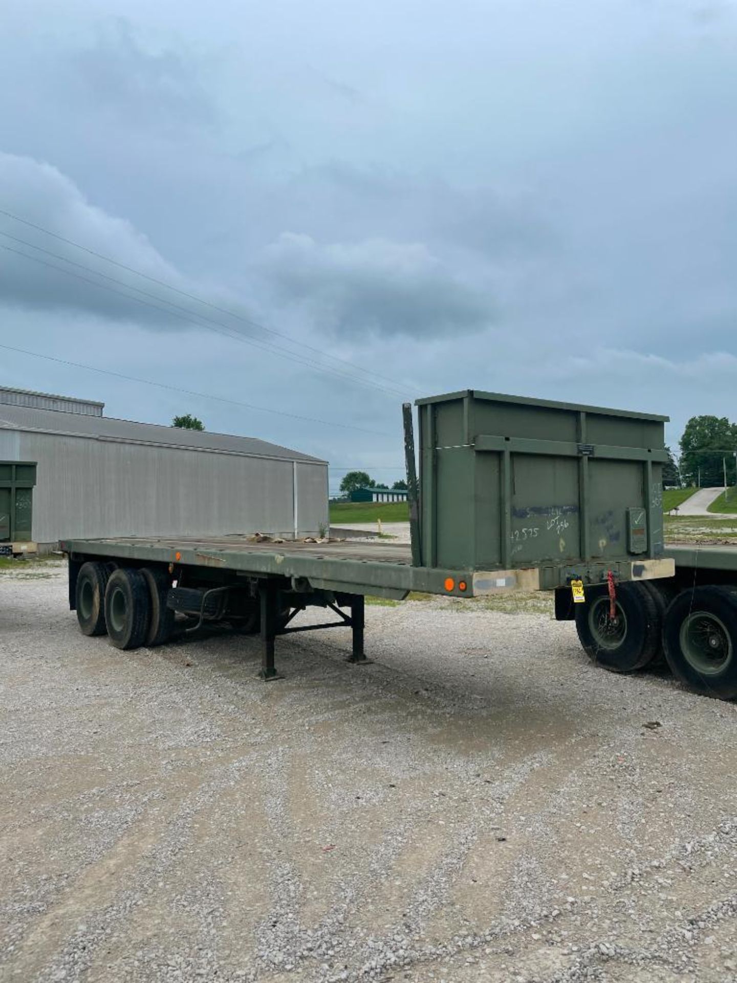 HEAVY DUTY MILITARY SEMI-TRAILER, 25', WOOD DECK, DUAL TANDEM AXLE, W/ HEADACHE RACK, VIN#