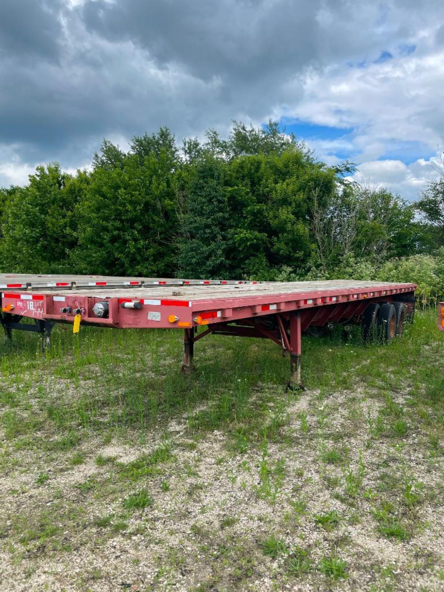 1983 FRUEHAUF EXTENDABLE STEEL FLATBED TRAILER, WOOD DECK DUAL TANDEM AXLE, 40'-65' STRETCH,