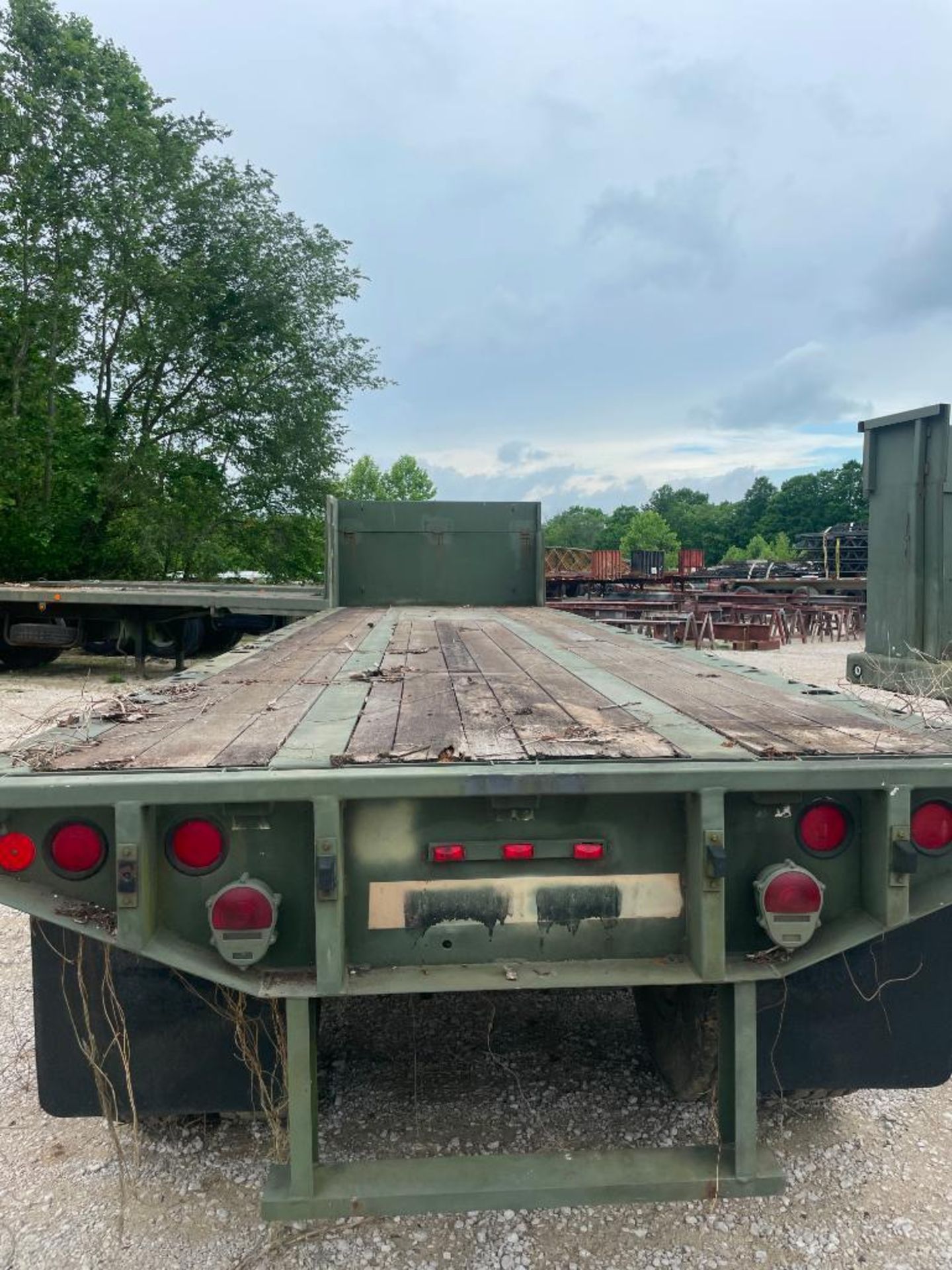 HEAVY DUTY MILITARY SEMI-TRAILER, 25', WOOD DECK, DUAL TANDEM AXLE, W/ HEADACHE RACK, VIN# - Image 3 of 3