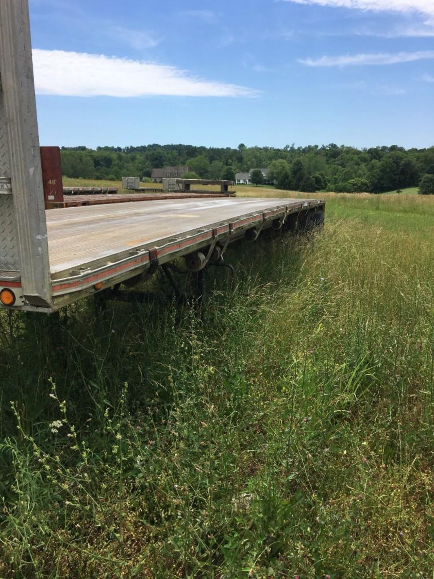 1988 EAST MFG. 45' ALUMINUM FLATBED TRAILER, DUAL TANDEM SPREAD AXLE, MODEL N/A, WITH HEADACHE RACK,