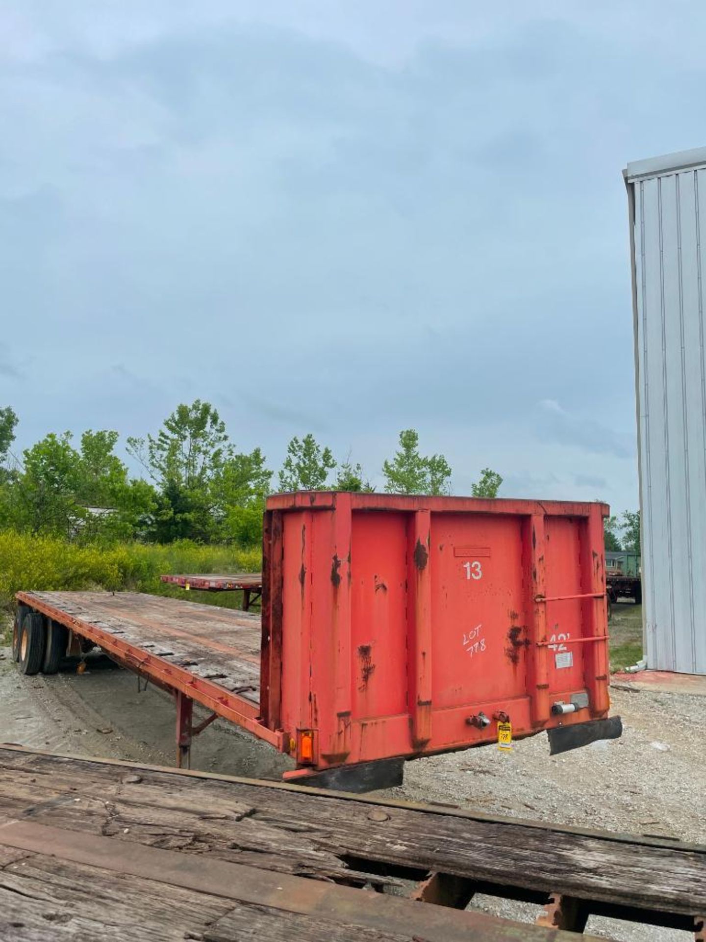 1986 FRUEHAUF STEEL FLATBED TRAILER, 42' WOOD DECK, DUAL TANDEM AXLE, VIN# 1H4P04221GF062601