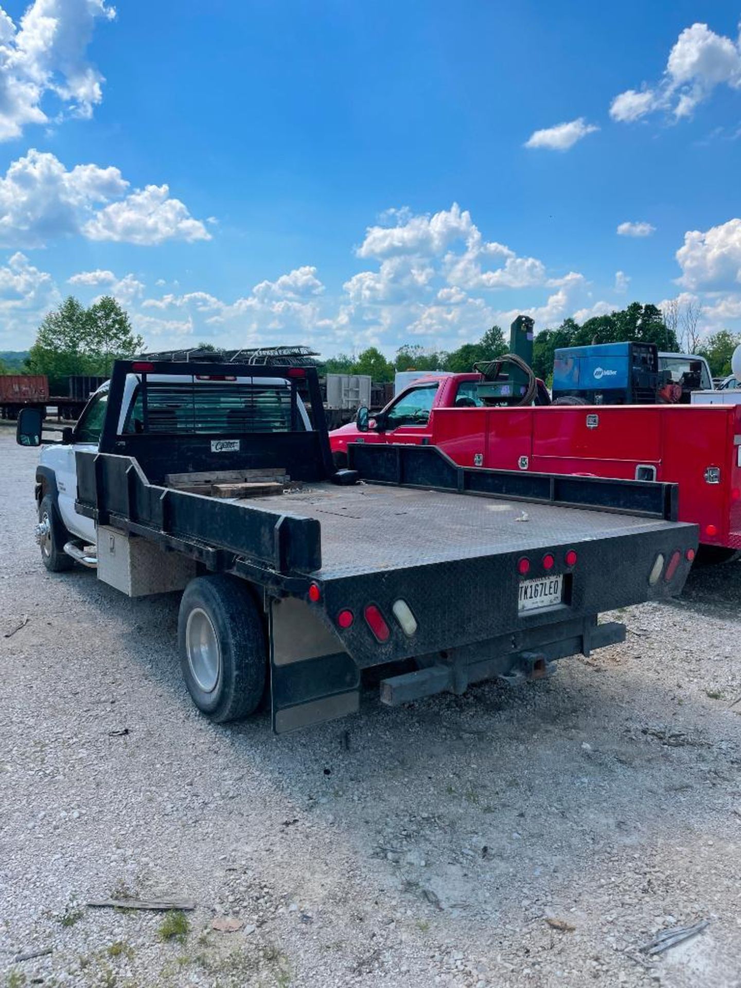 2003 CHEVY DURAMAX DUALLY FLATBED, DIESEL POWERED, AUTOMATIC TRANSMISSION, 12' FLATBED, SINGLE - Image 2 of 4