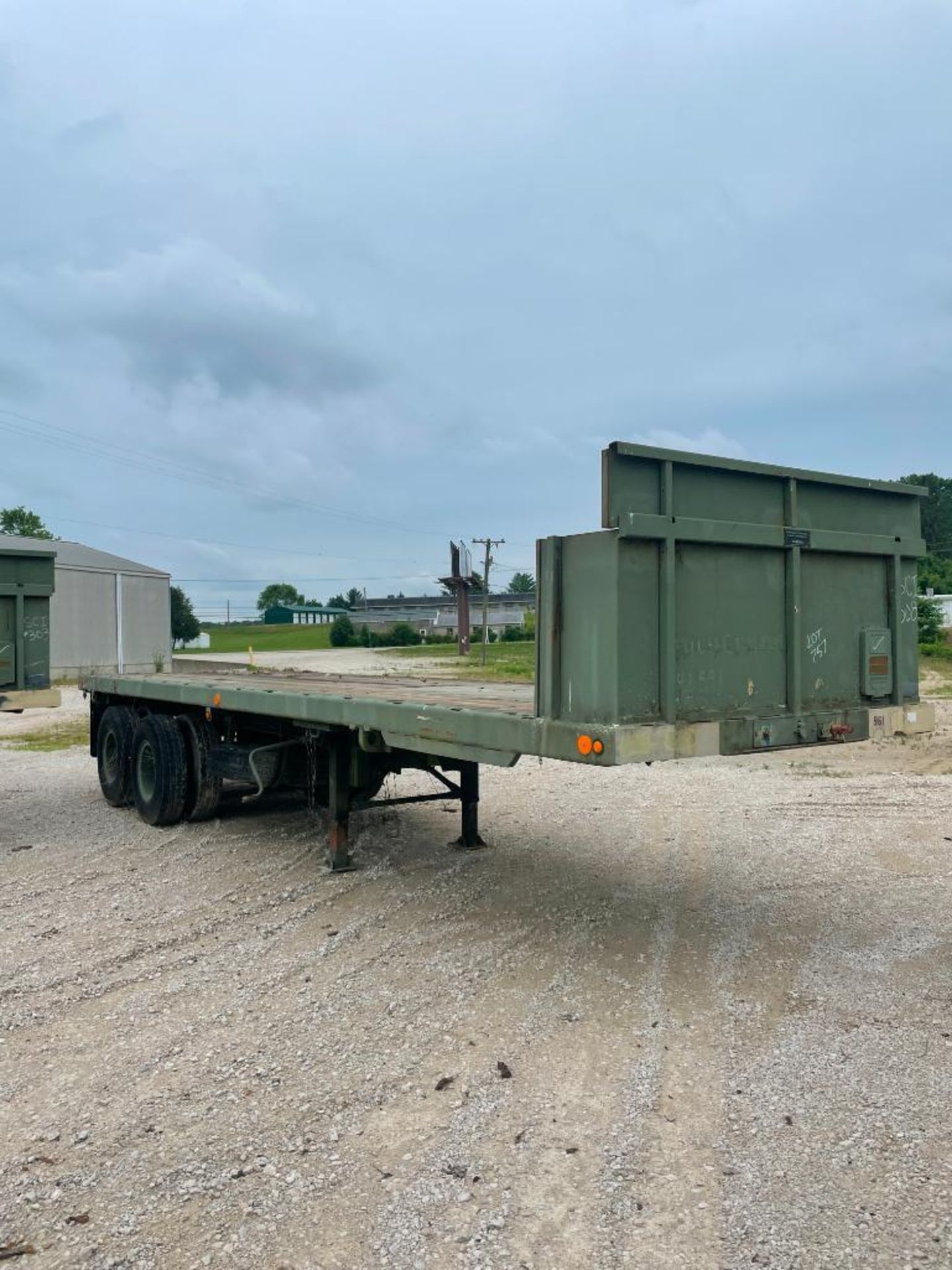 HEAVY DUTY MILITARY SEMI-TRAILER, 25', WOOD DECK, DUAL TANDEM AXLE, W/ HEADACHE RACK, VIN#