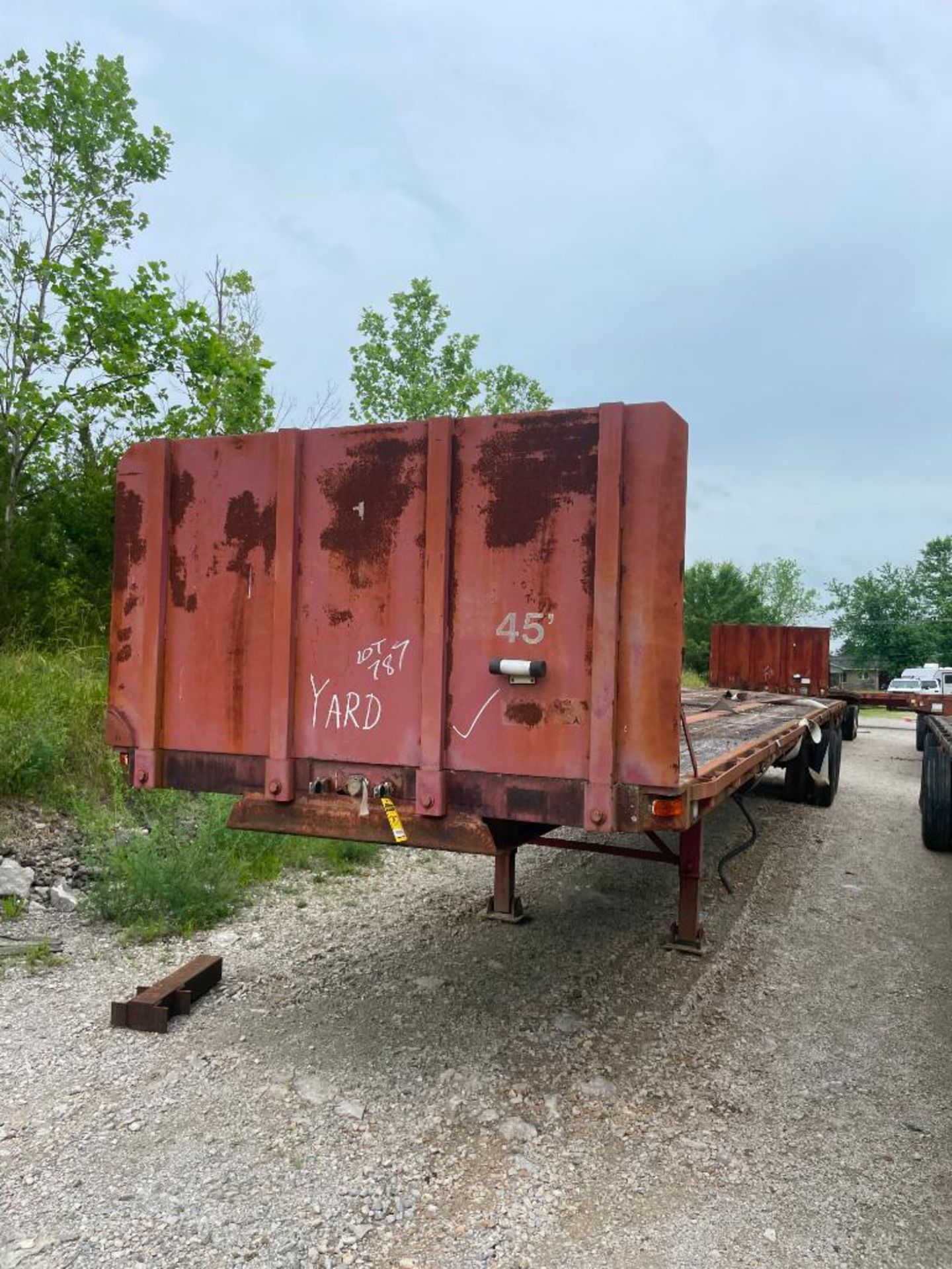 1988 UTILITY STEEL FLATBED TRAILER, 45' WOOD DECK, DUAL TANDEM AXLE, VIN# 1UYFS2453JA942207