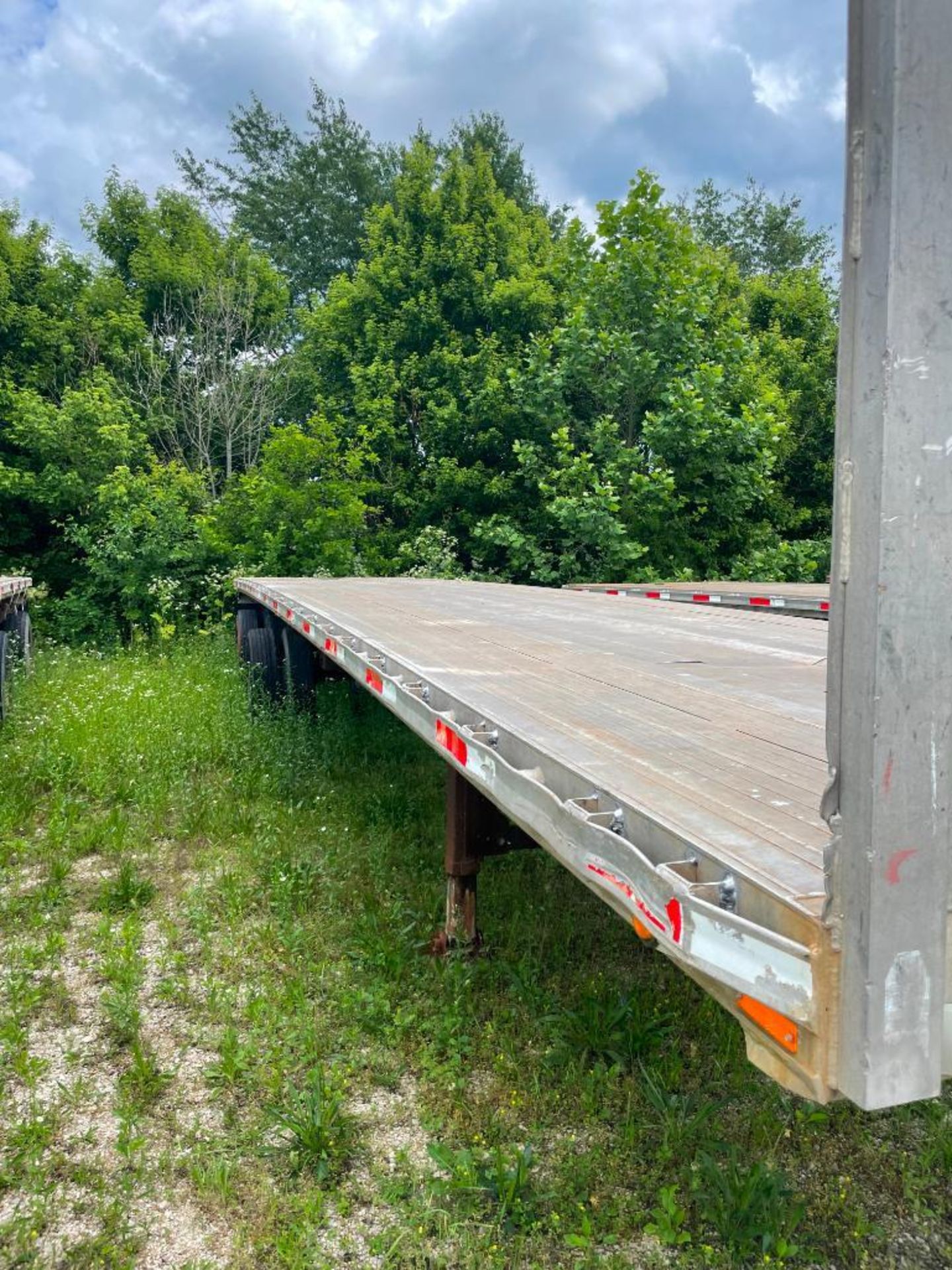 1983 RAVENS 42' ALUMINUM FLATBED TRAILER, DUAL TANDEM SPREAD AXLE, MODEL 54241, WITH HEADACHE - Image 2 of 3
