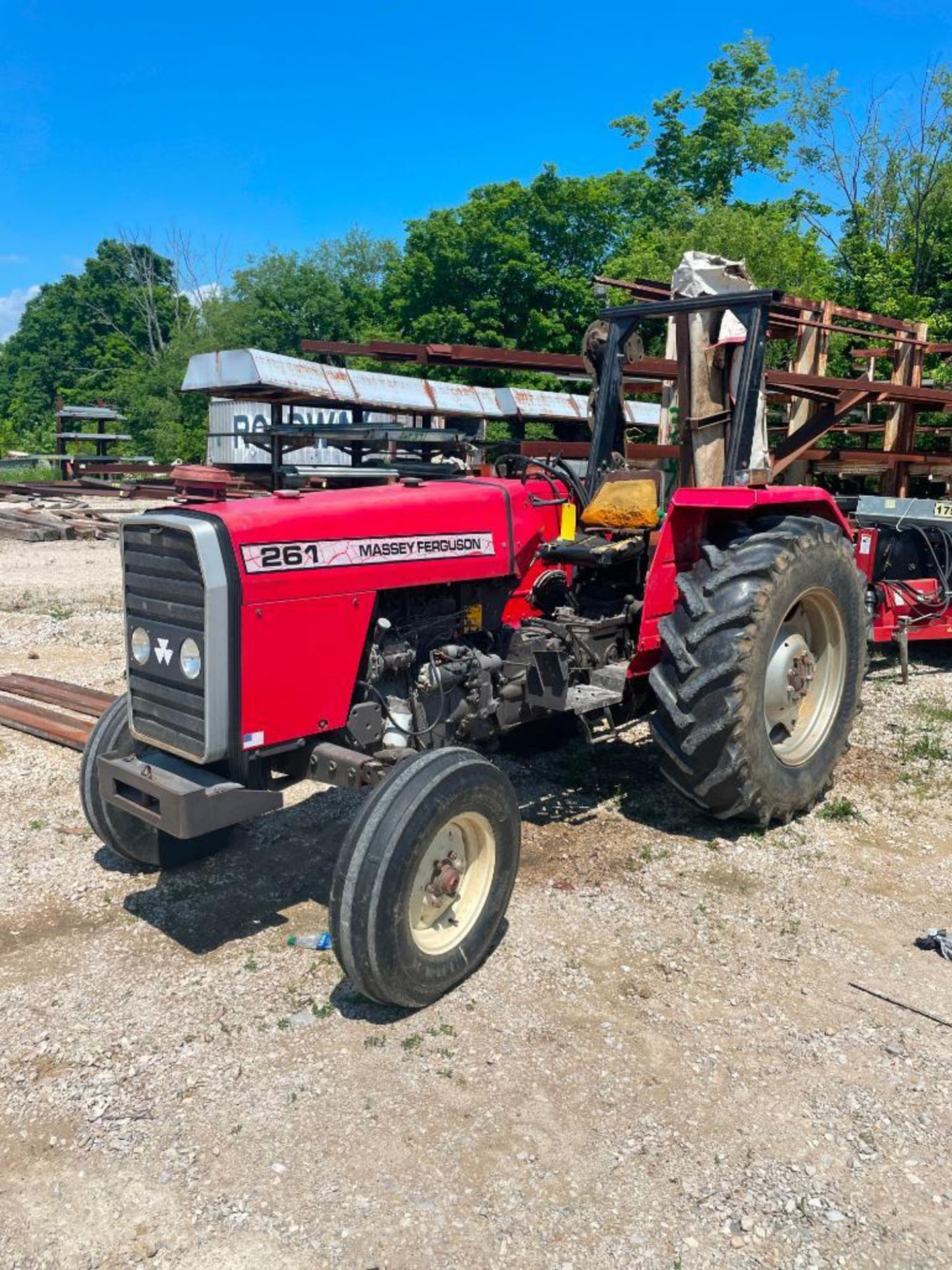 MASSEY FERGUSON DIESEL TRACTOR 3-PT ATTACHMENT, AUXILIARY HYDRAULICS, 2-WD, MODEL MF261