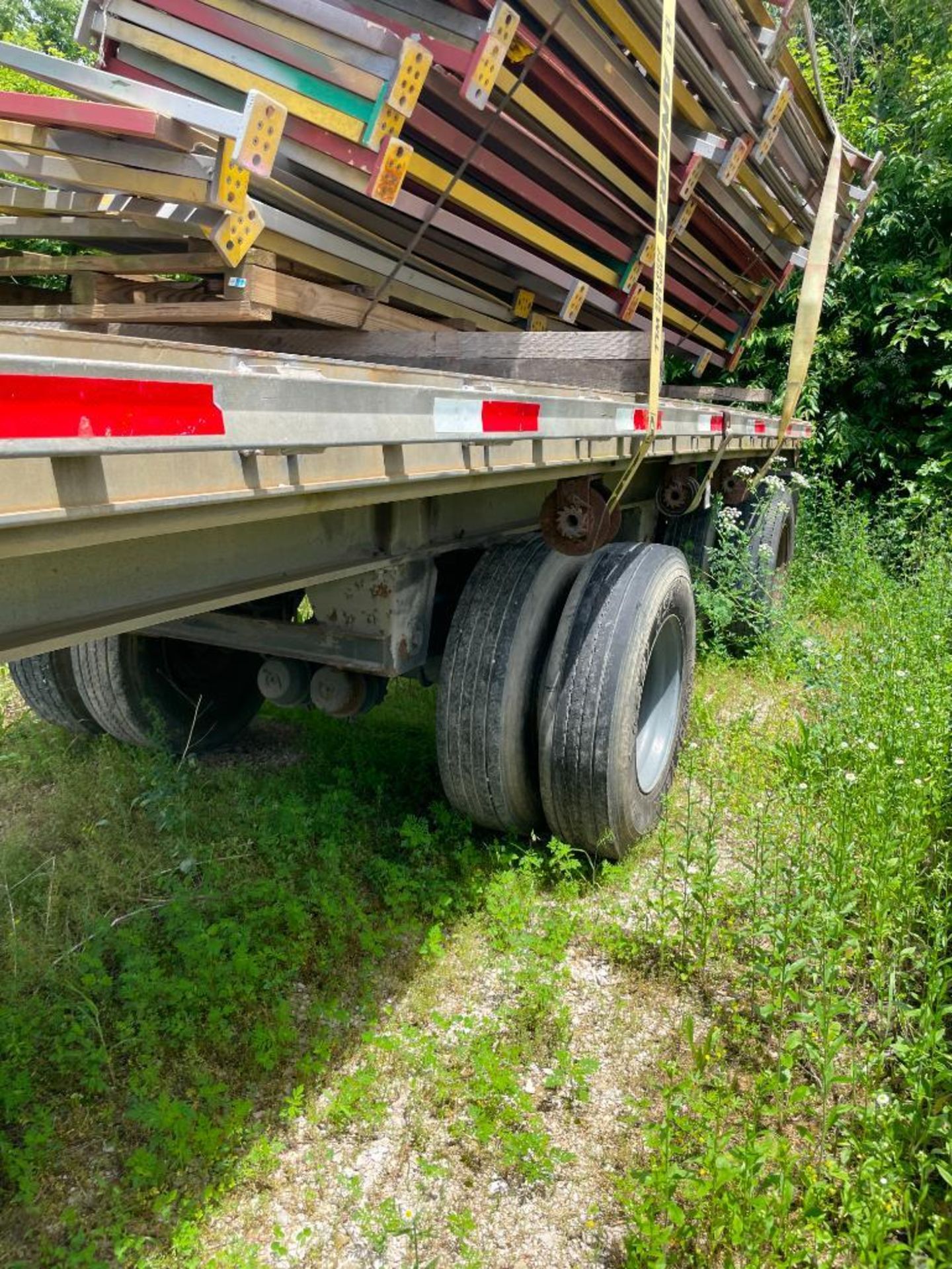 1983 RAVENS 42' ALUMINUM FLATBED TRAILER, DUAL TANDEM SPREAD AXLE, MODEL 54241, WITH HEADACHE - Image 4 of 4