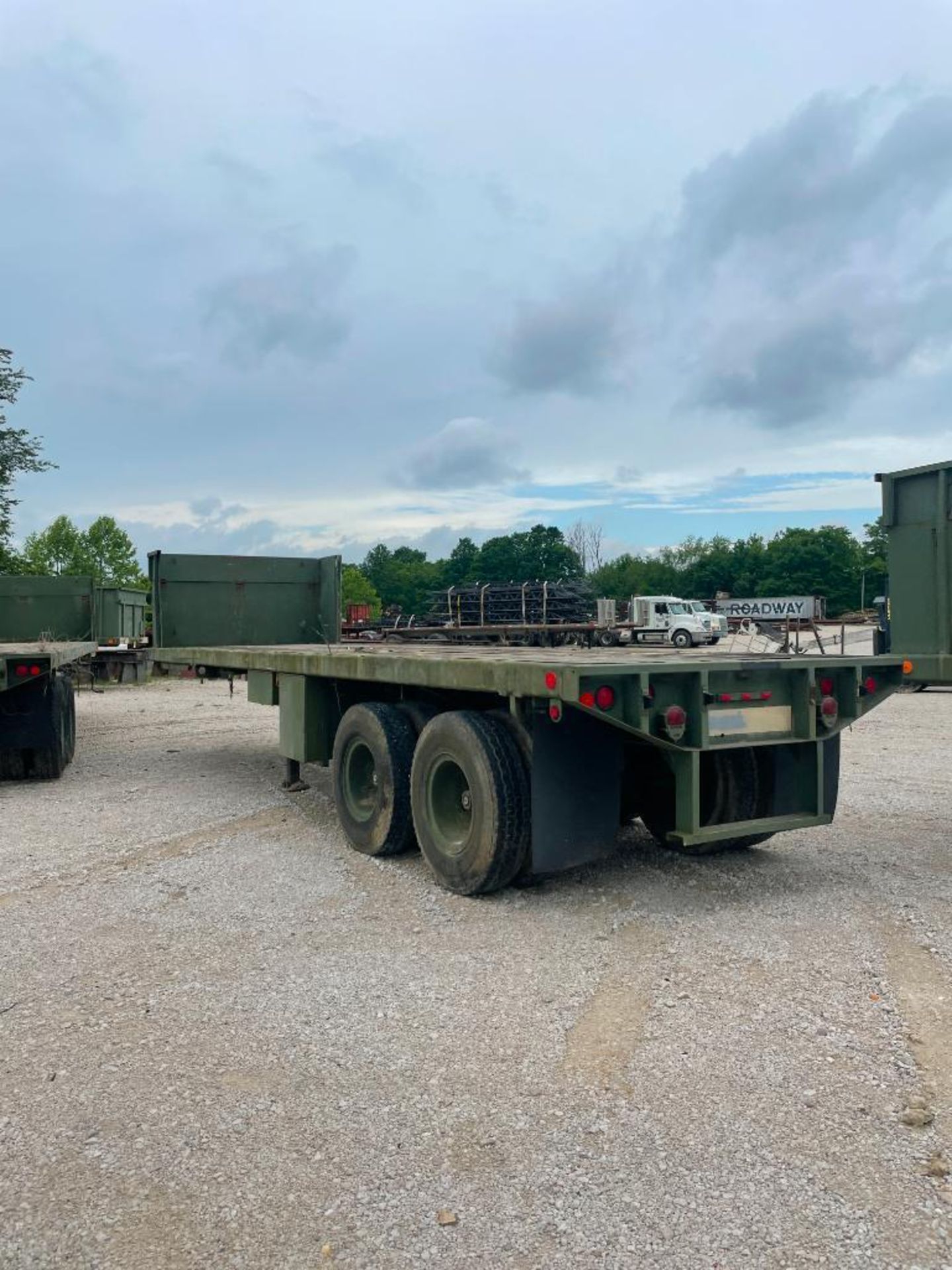 HEAVY DUTY MILITARY SEMI-TRAILER, 25', WOOD DECK, DUAL TANDEM AXLE, W/ HEADACHE RACK, VIN# - Image 2 of 3