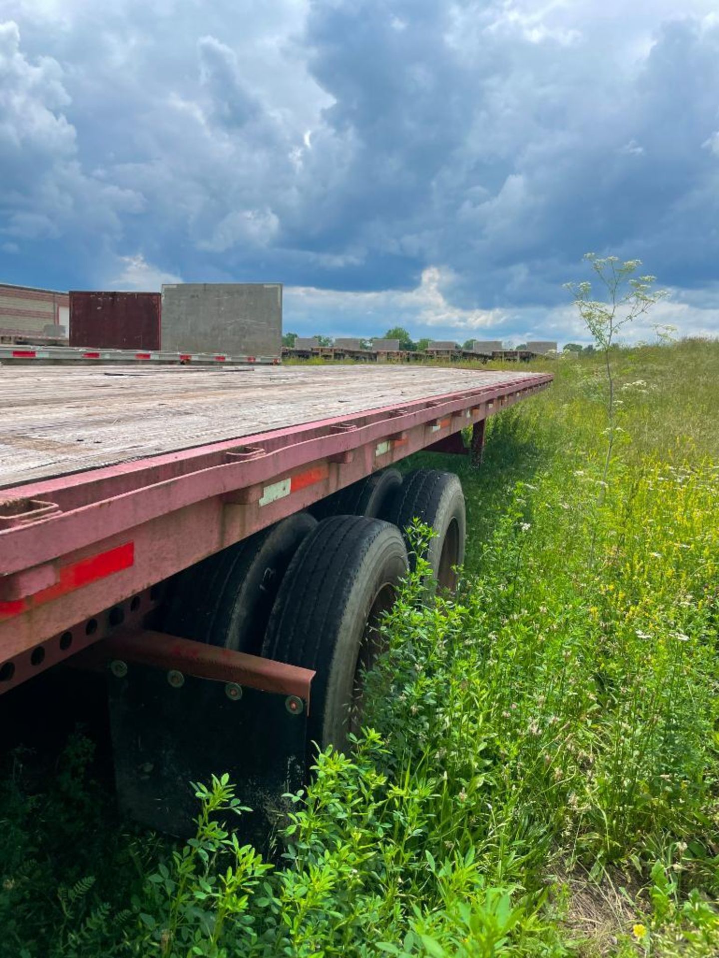 1983 FRUEHAUF EXTENDABLE STEEL FLATBED TRAILER, WOOD DECK DUAL TANDEM AXLE, 40'-65' STRETCH, - Image 4 of 4