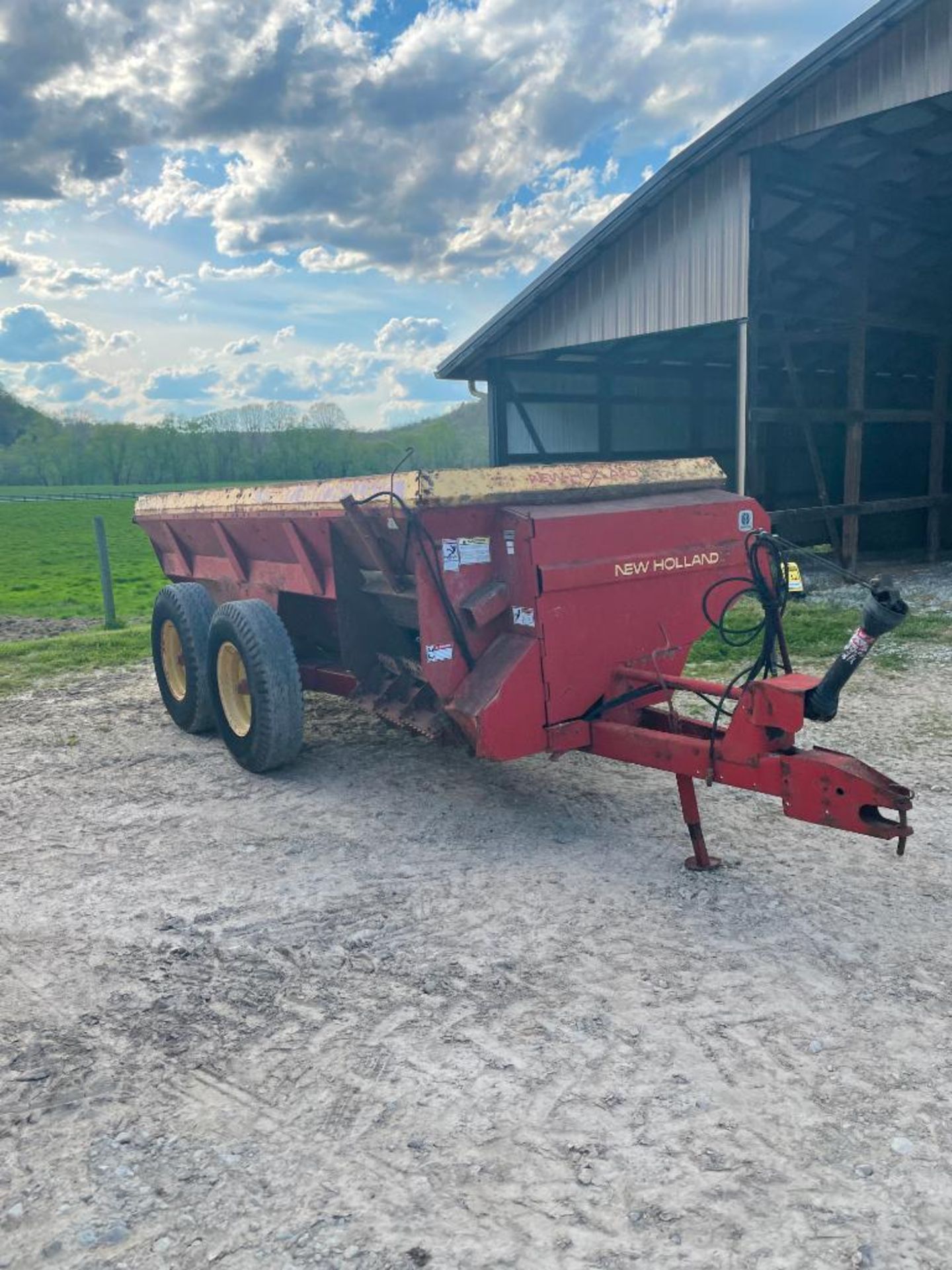 NEW HOLLAND 306 T/A MANURE SPREADER, S/N 861395, PTO DRIVEN, TANDEM AXLE - Image 2 of 4