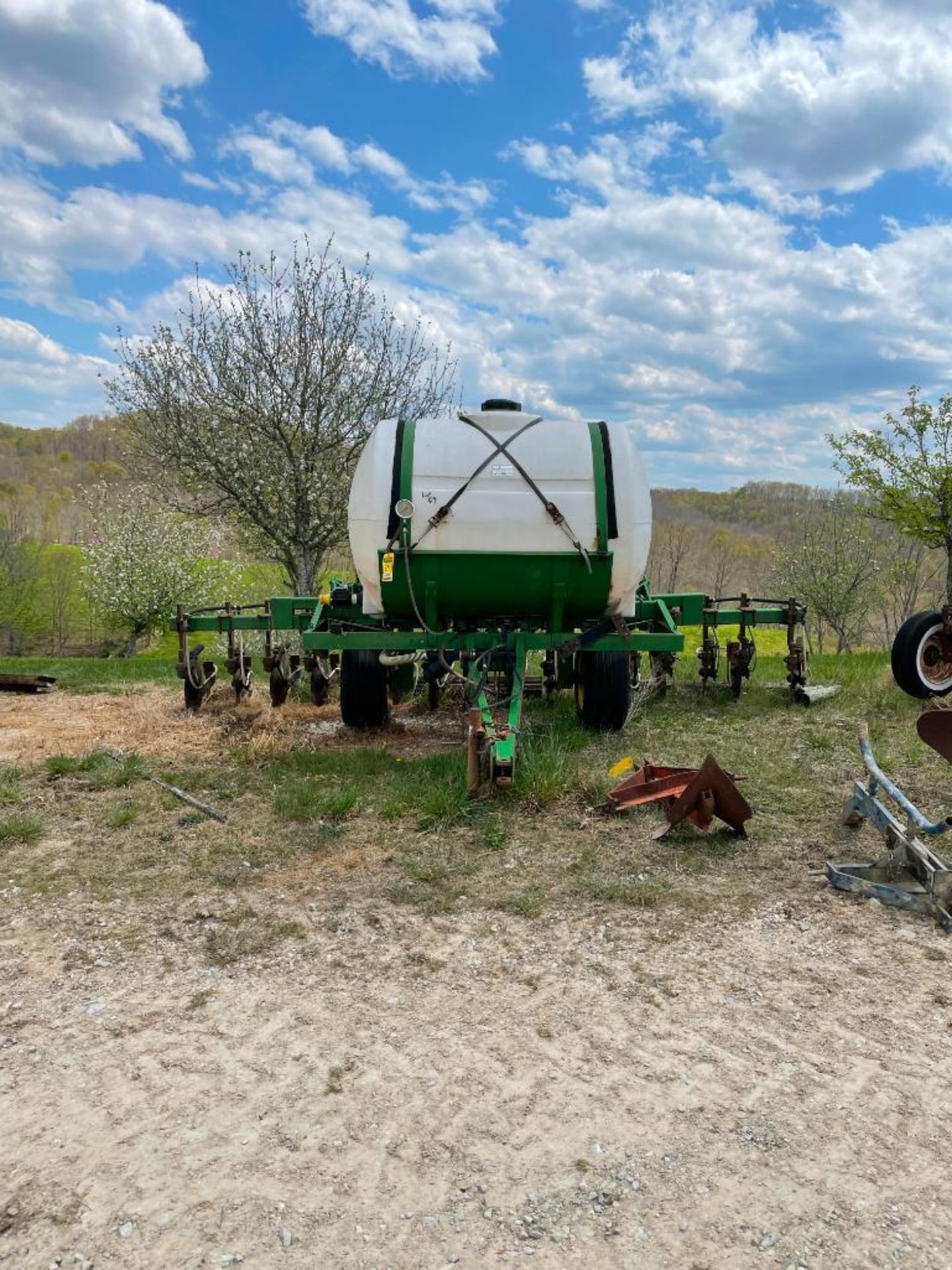 SNYDER/CLYMER HYDRAULIC POWERED SPRAYER/ FERTILIZER DRAG - Image 2 of 3