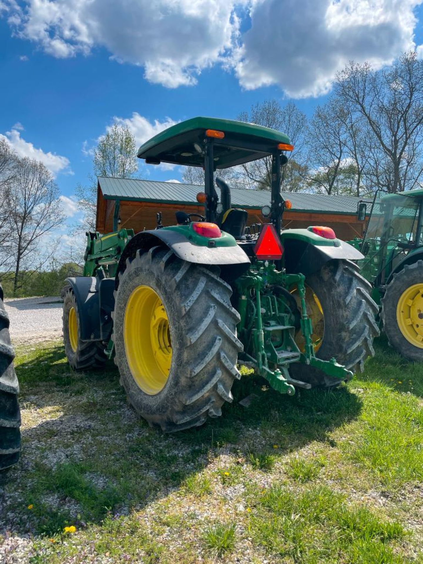 JOHN DEERE 6120M TRACTOR, 620R BUCKET ARM, DIESEL ENGINE, ROUND BAIL PTO SPREADER, 1,470 HOURS, - Image 4 of 5