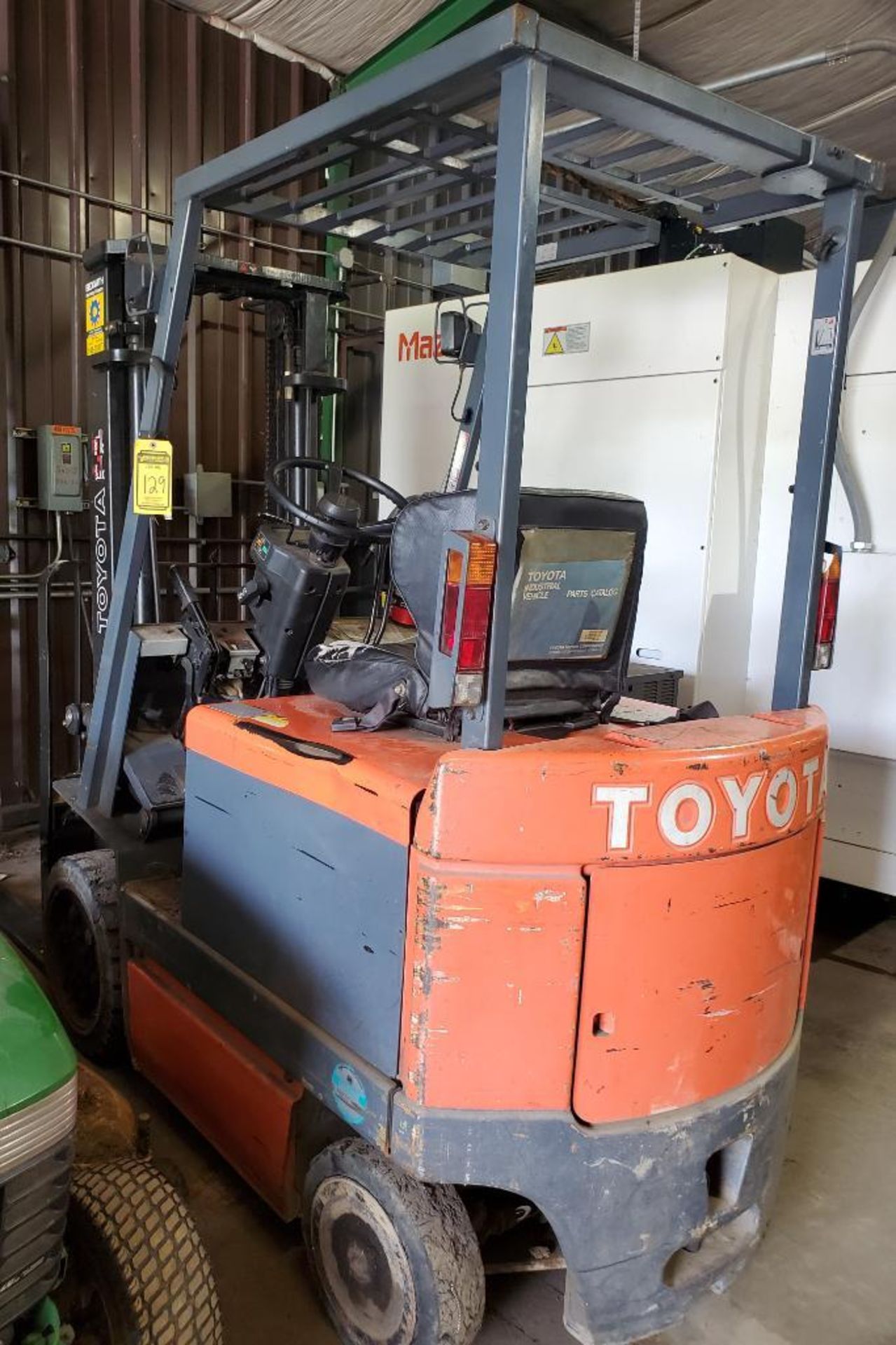 TOYOTA 3,500 LB. CAPACITY ELECTRIC FORKLIFT, MODEL 30-5FBC18, 36-VOLT, 82 1/2 2-STAGE MAST, 42'' - Image 4 of 13